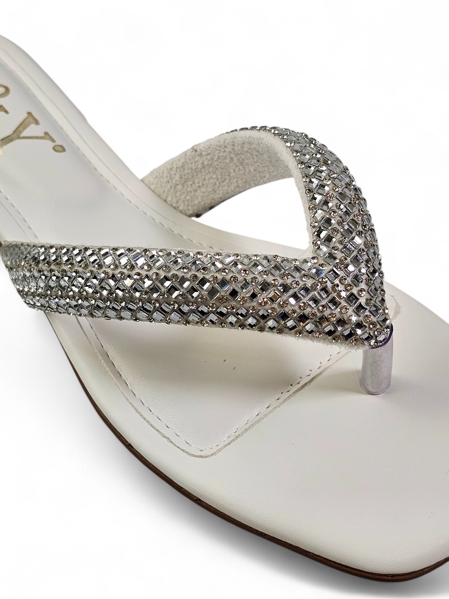 Sandália artesanal feminina feita à mão com pedrarias prateadas e cristais de zircônia, design elegante em formato V.