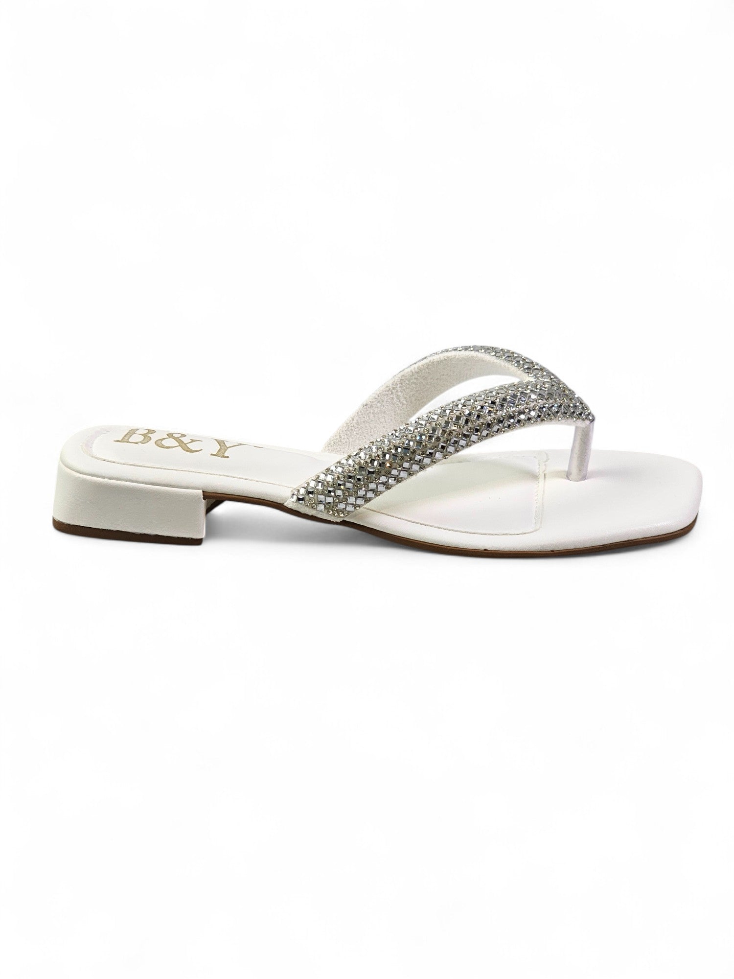Sandália artesanal feminina feita à mão com pedrarias prateadas e cristais de zircônia, design elegante em formato V.