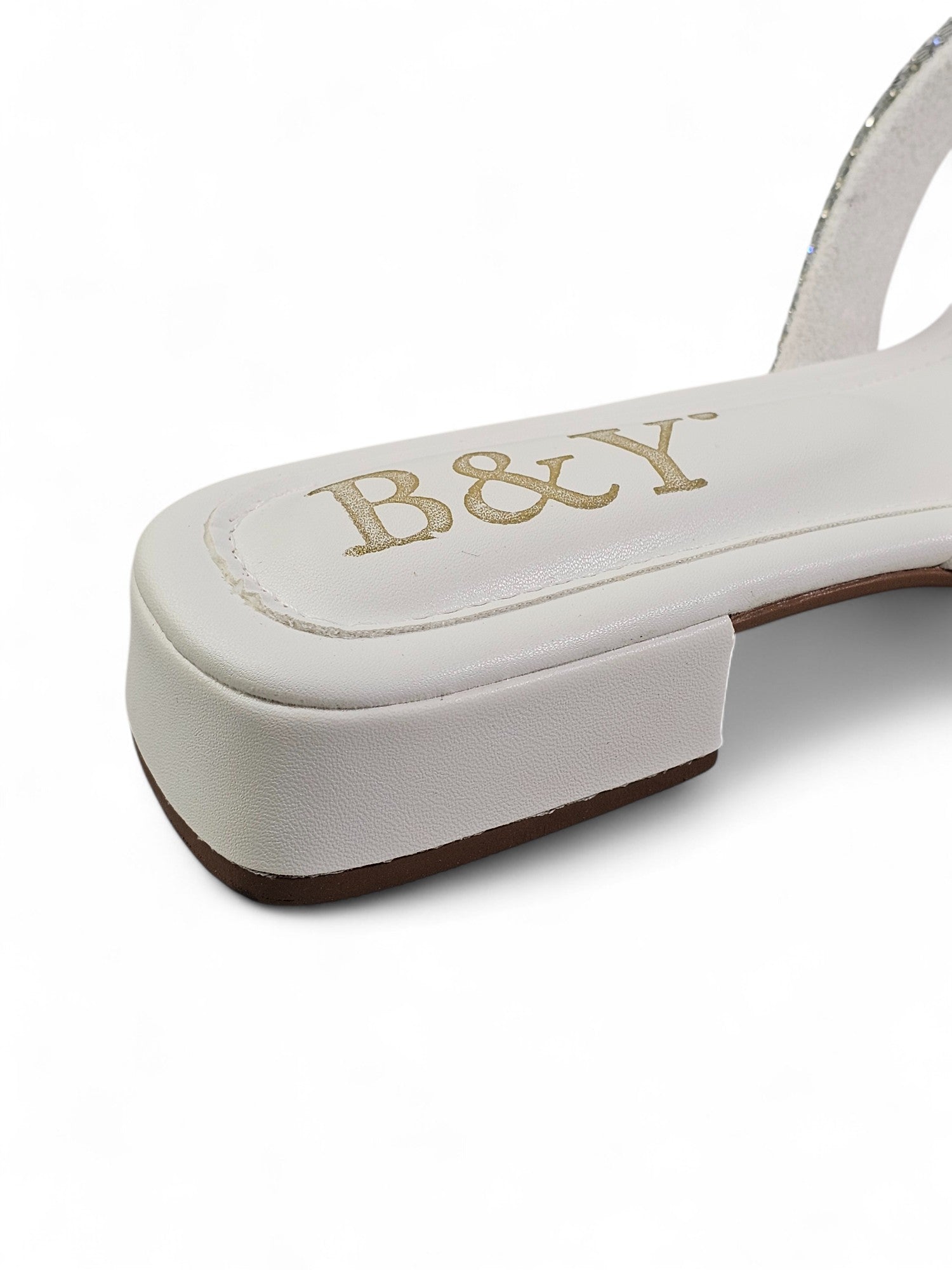 Sandália artesanal feminina feita à mão com pedrarias prateadas e cristais de zircônia, design elegante em formato V.