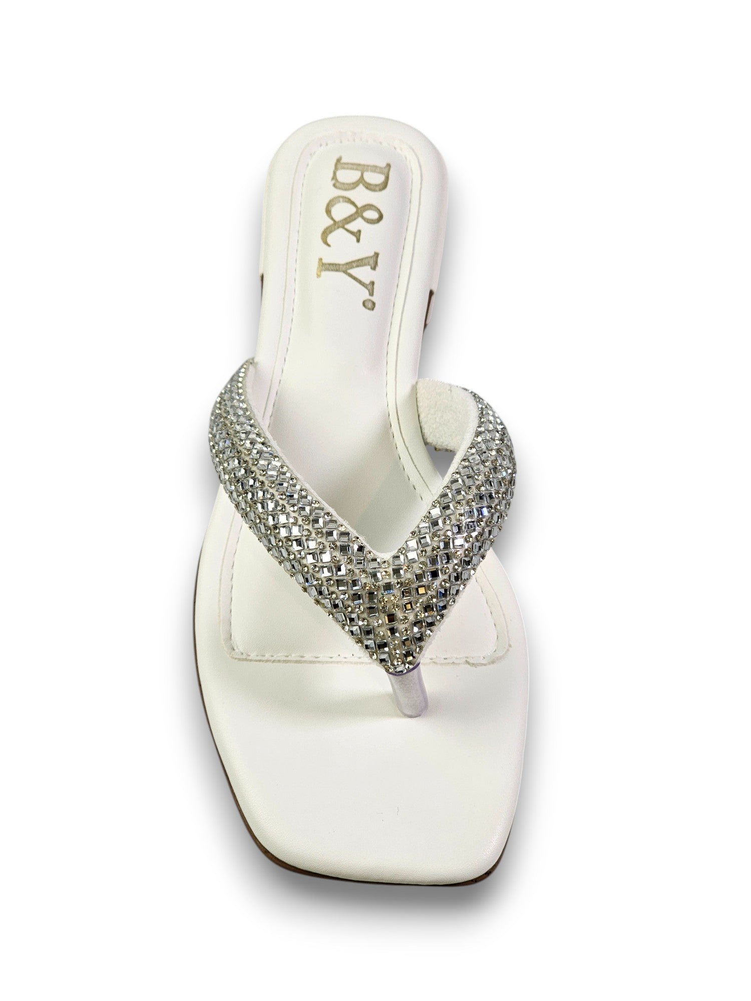 Sandália artesanal feminina feita à mão com pedrarias prateadas e cristais de zircônia, design elegante em formato V.