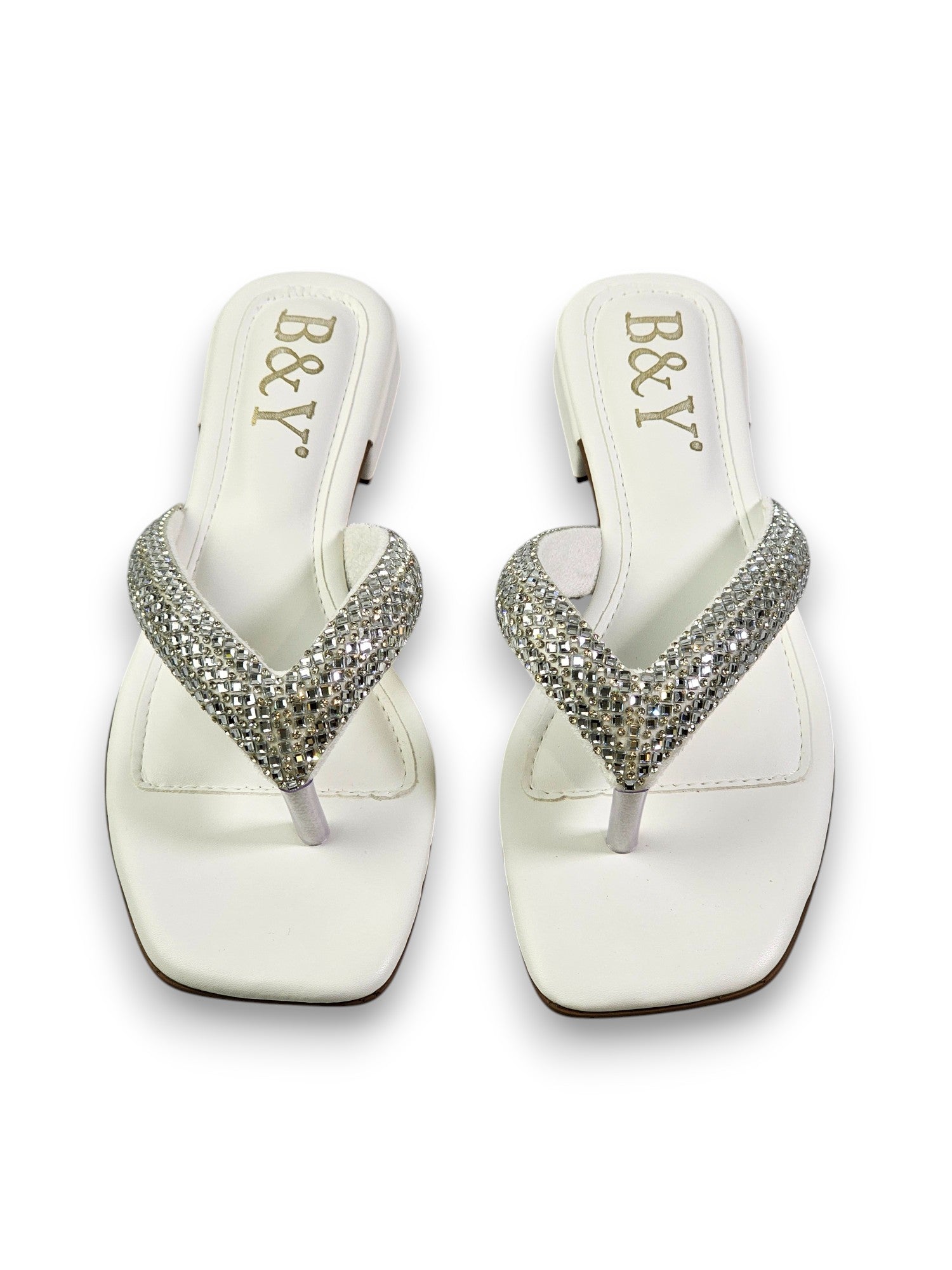 Sandália artesanal feminina feita à mão com pedrarias prateadas e cristais de zircônia, design elegante em formato V.