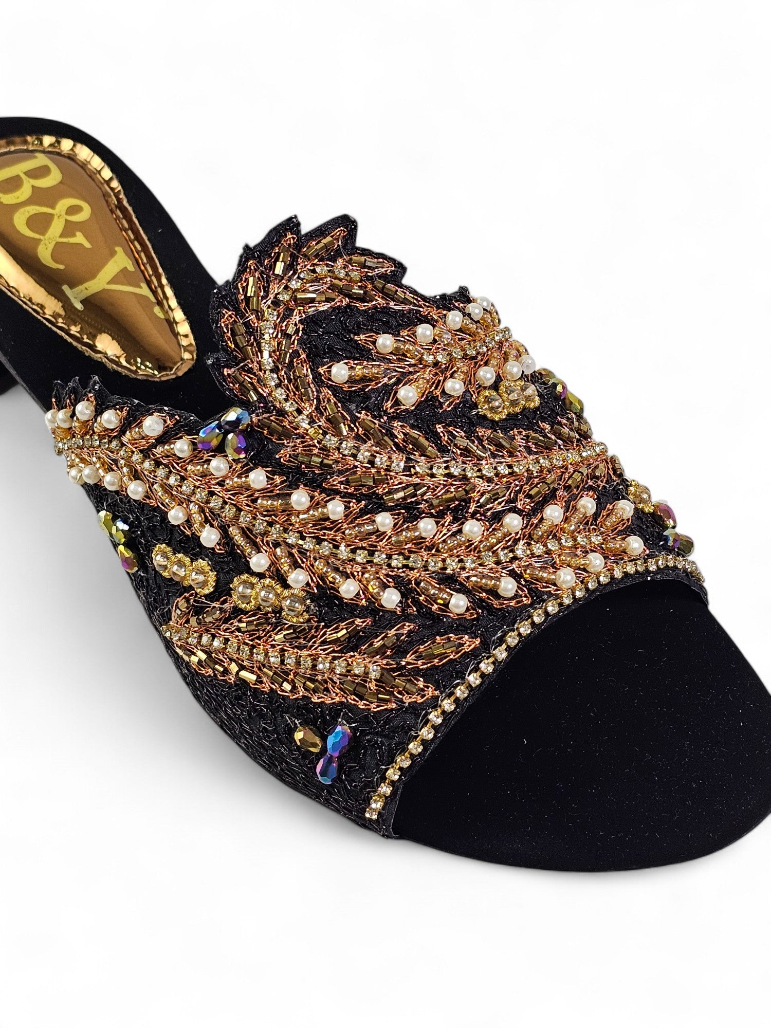 Sandália artesanal feminina preta feita à mão com bordados dourados e pedrarias brilhantes.