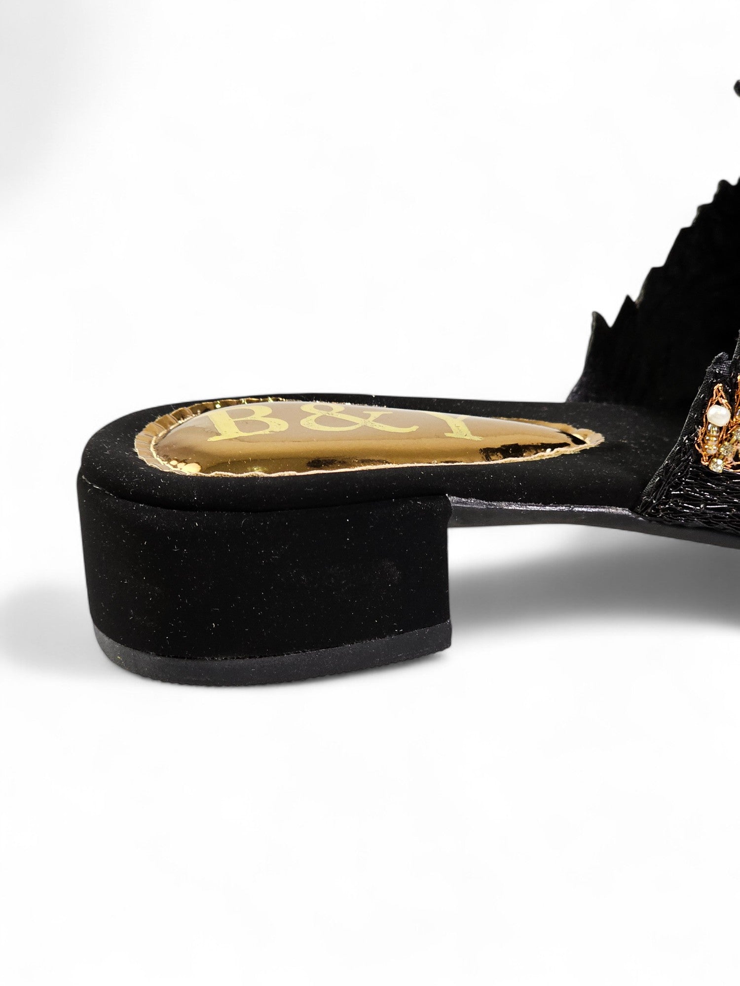 Sandália artesanal feminina preta feita à mão com bordados dourados e pedrarias brilhantes.