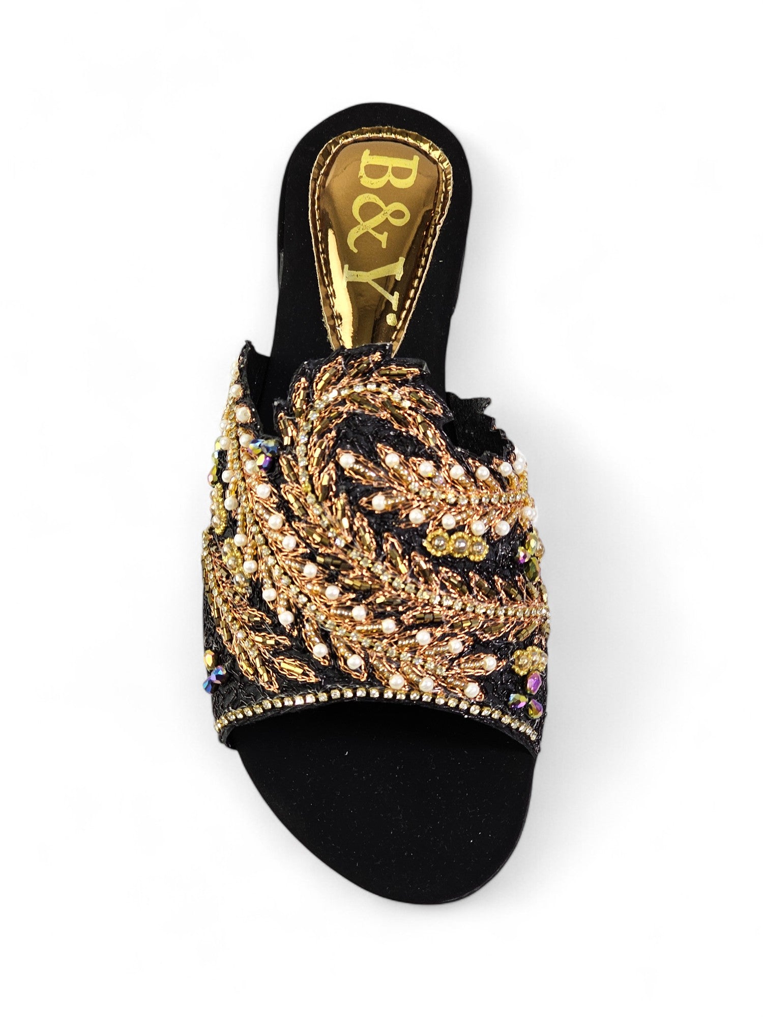 Sandália artesanal feminina preta feita à mão com bordados dourados e pedrarias brilhantes.