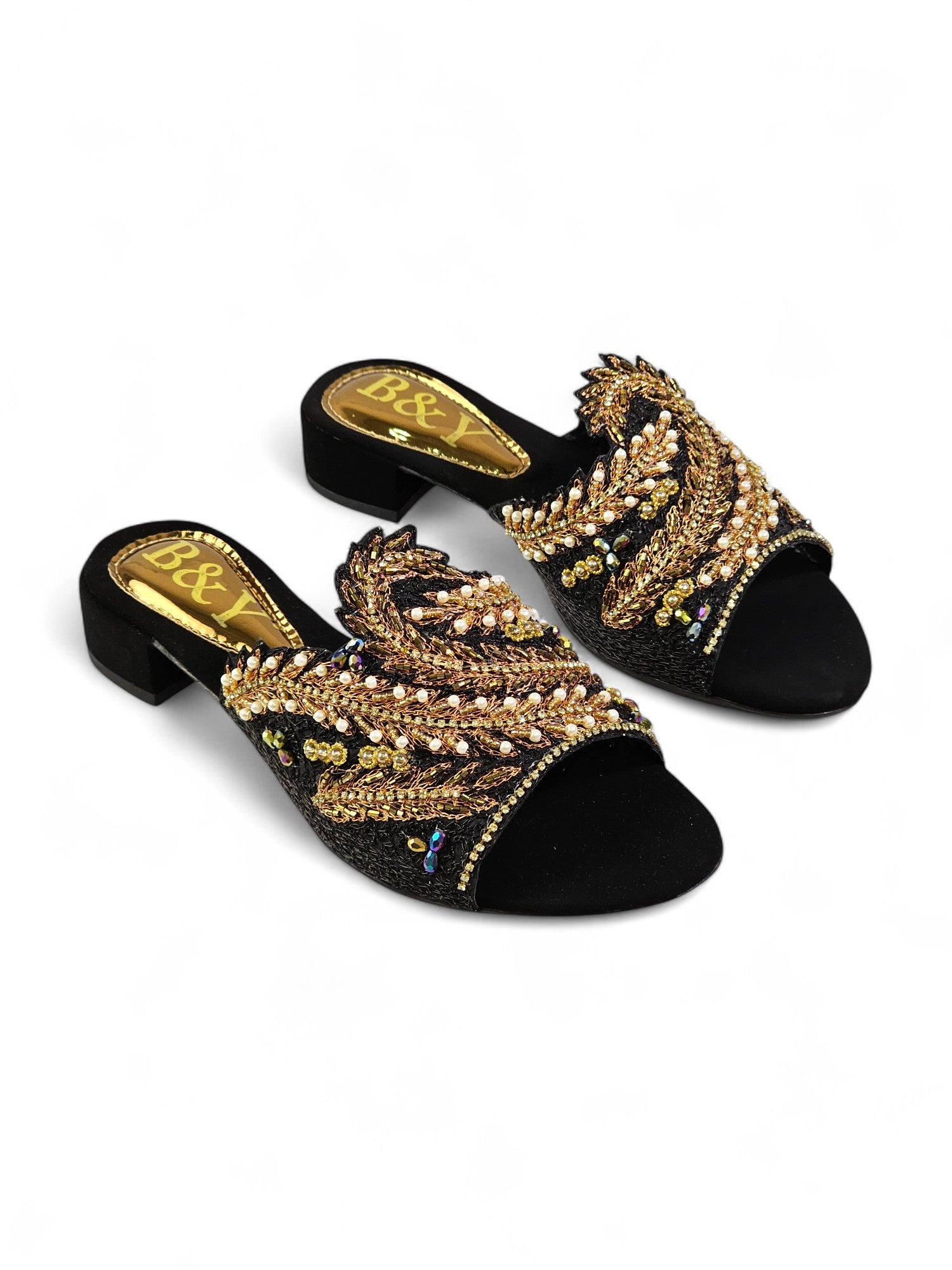 Sandália artesanal feminina preta feita à mão com bordados dourados e pedrarias brilhantes.