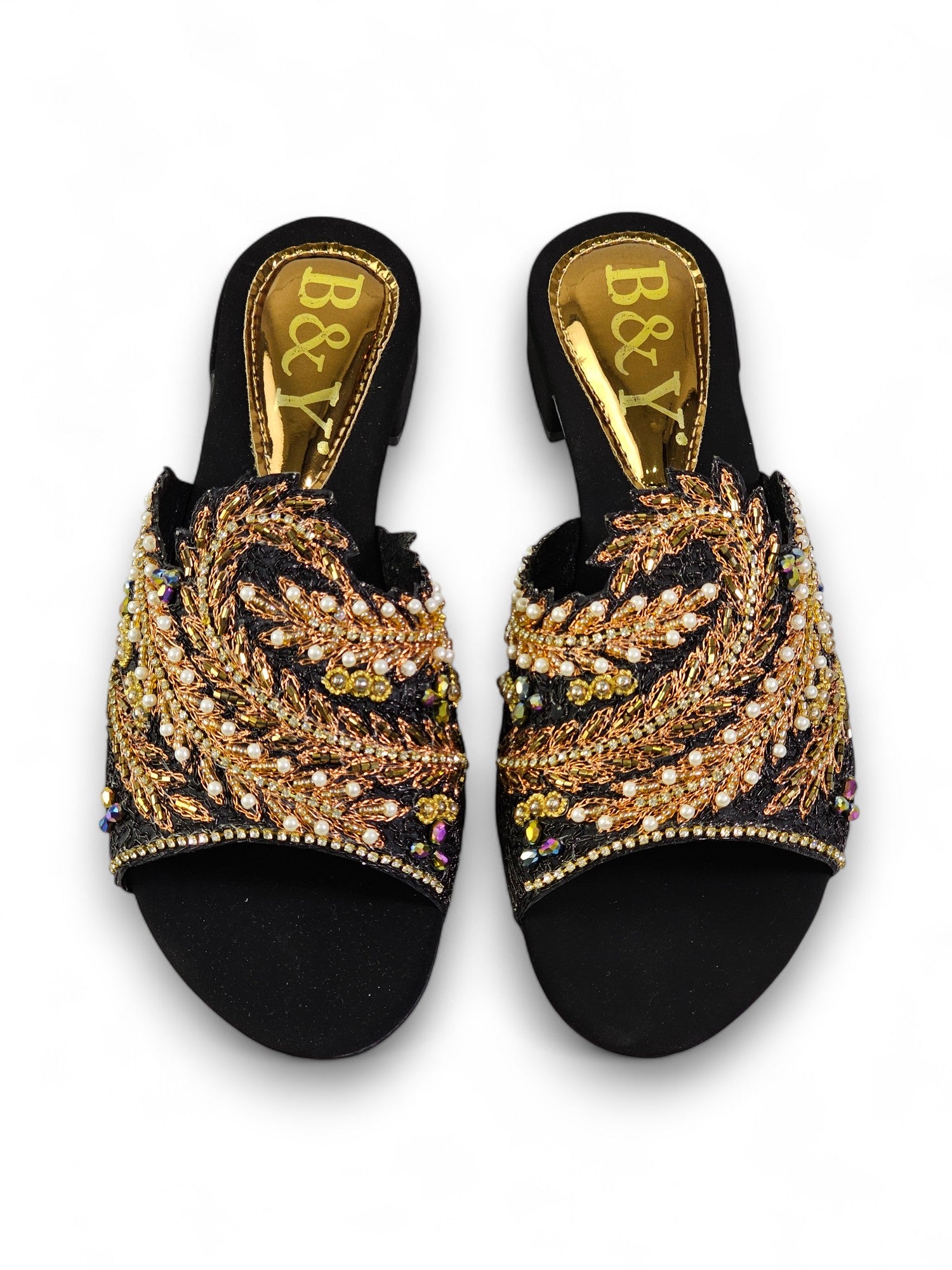 Sandália artesanal feminina preta feita à mão com bordados dourados e pedrarias brilhantes.