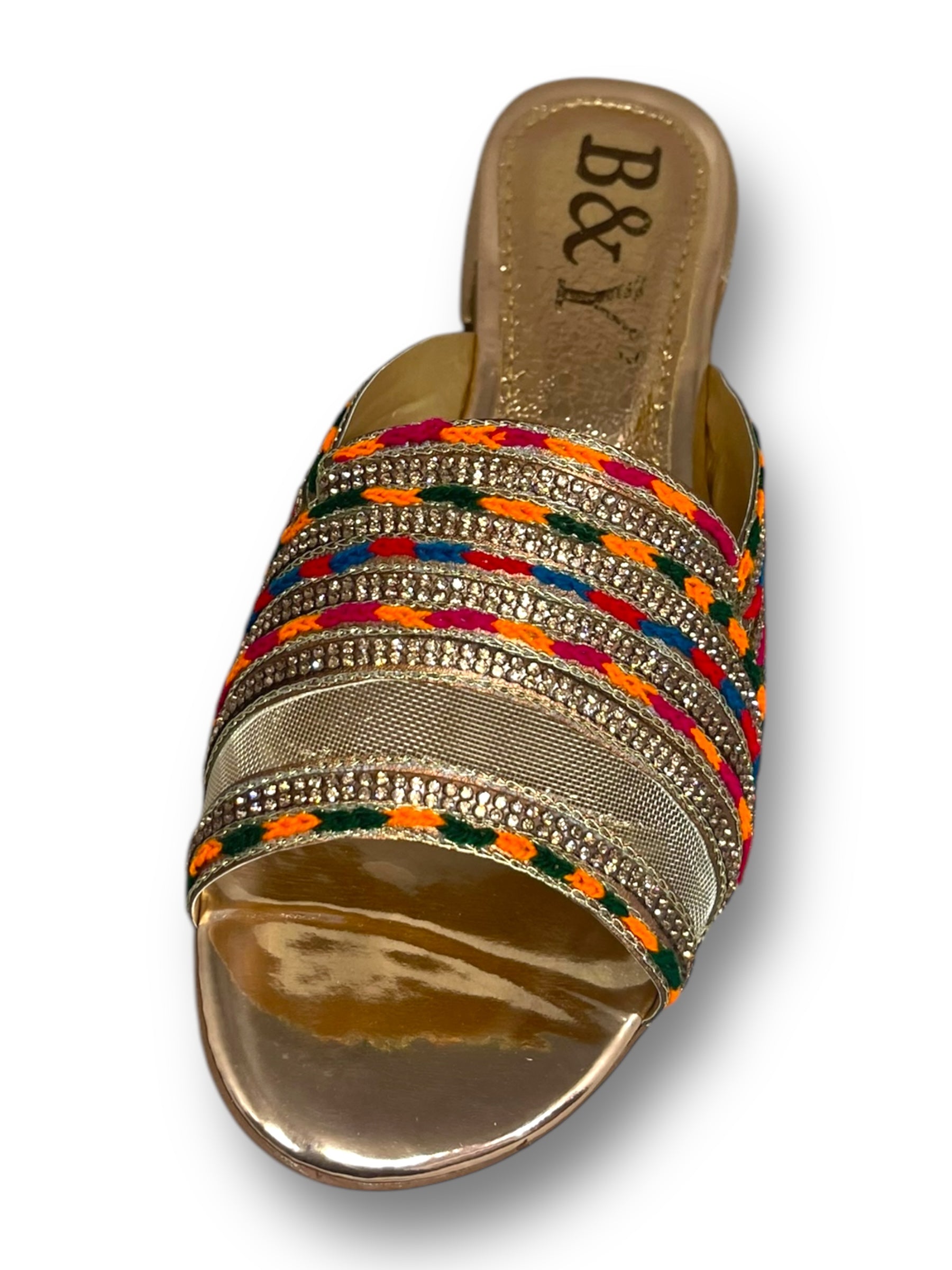 Sandália artesanal feminina feita à mão multicolorida com tiras bordadas e salto dourado.