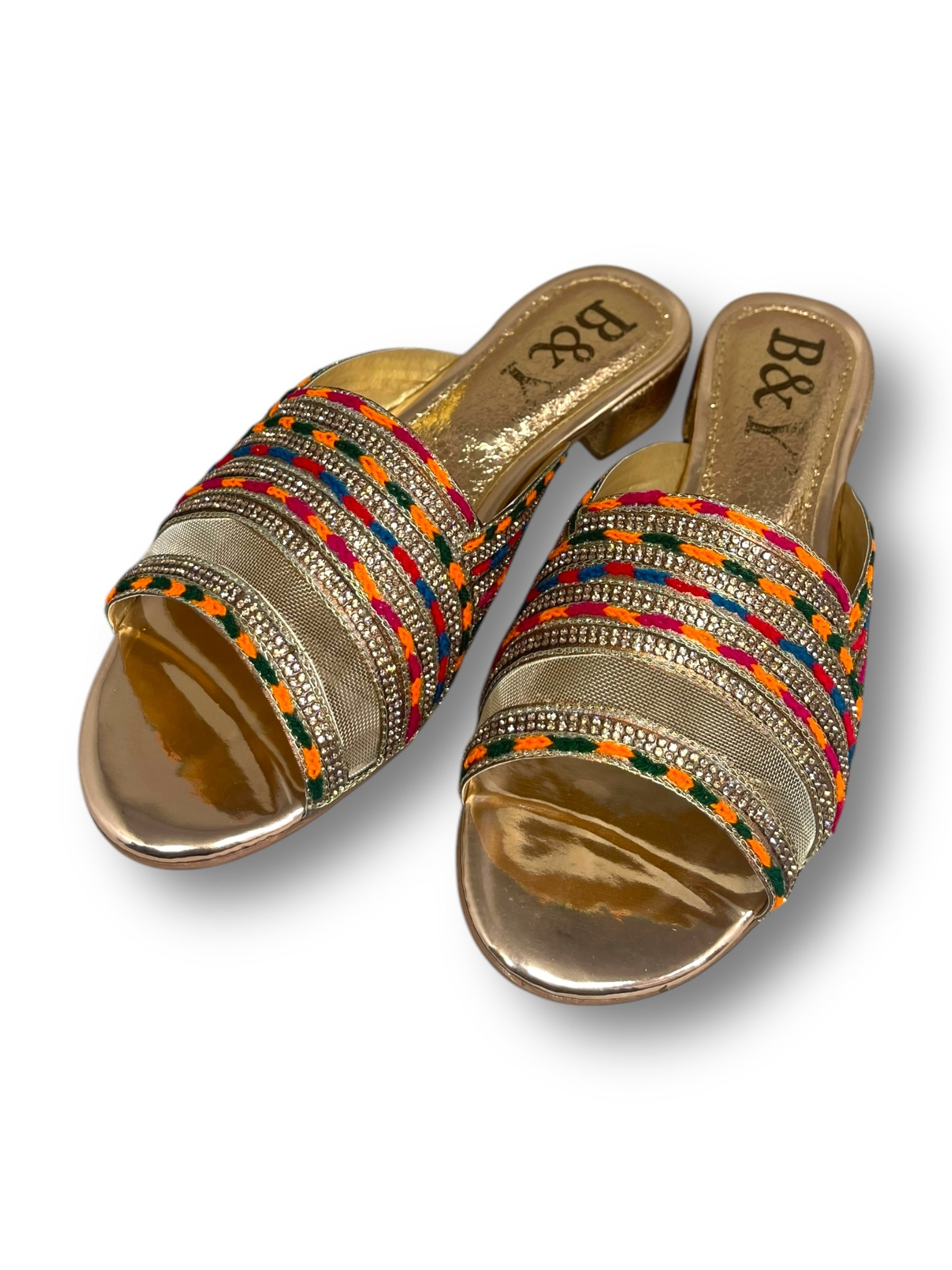Sandália artesanal feminina feita à mão multicolorida com tiras bordadas e salto dourado.