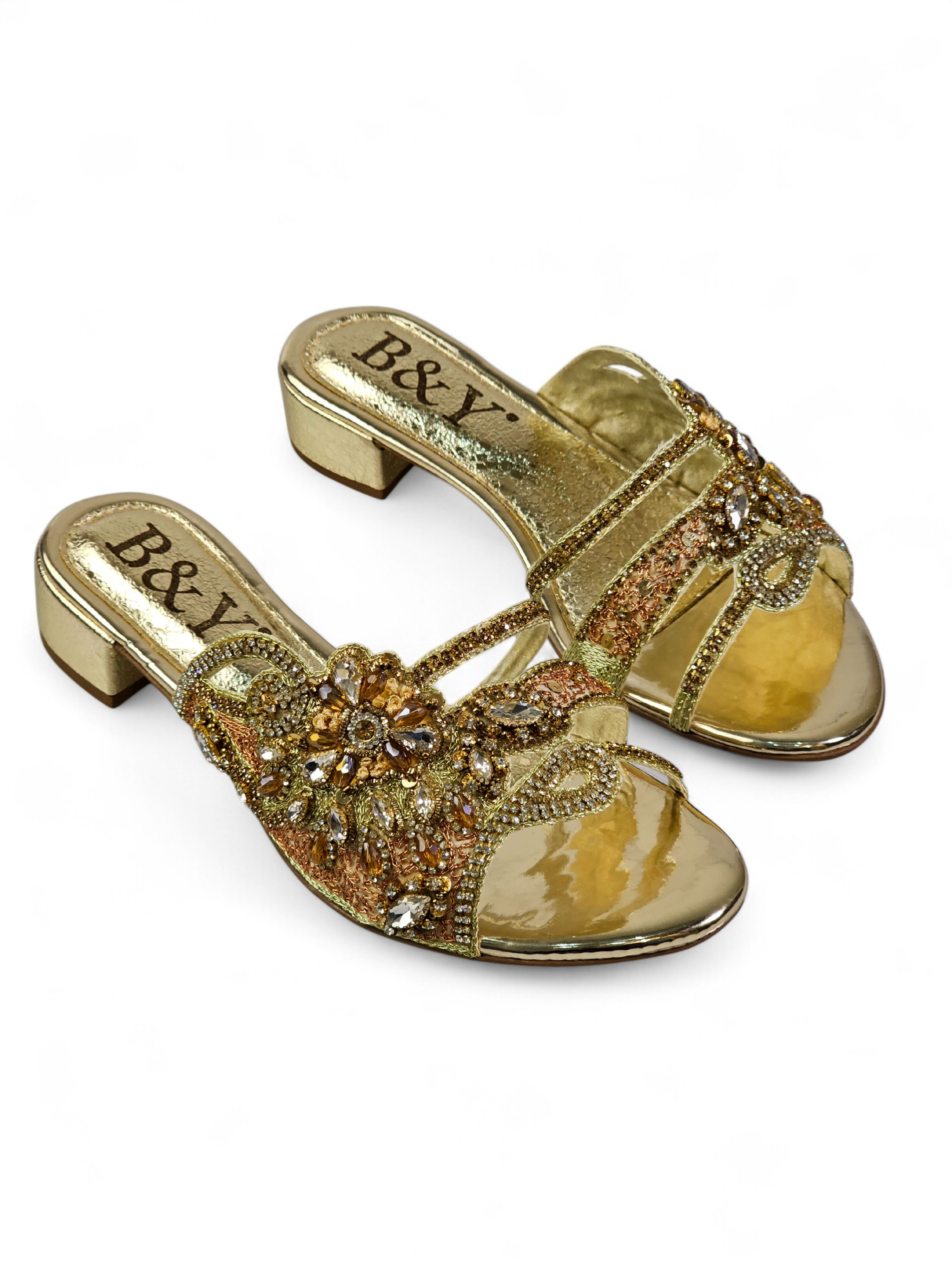 Sandália artesanal dourada com pedrarias florais em tons de dourado, champagne, bronze e prata, feita à mão com salto baixo espelhado.