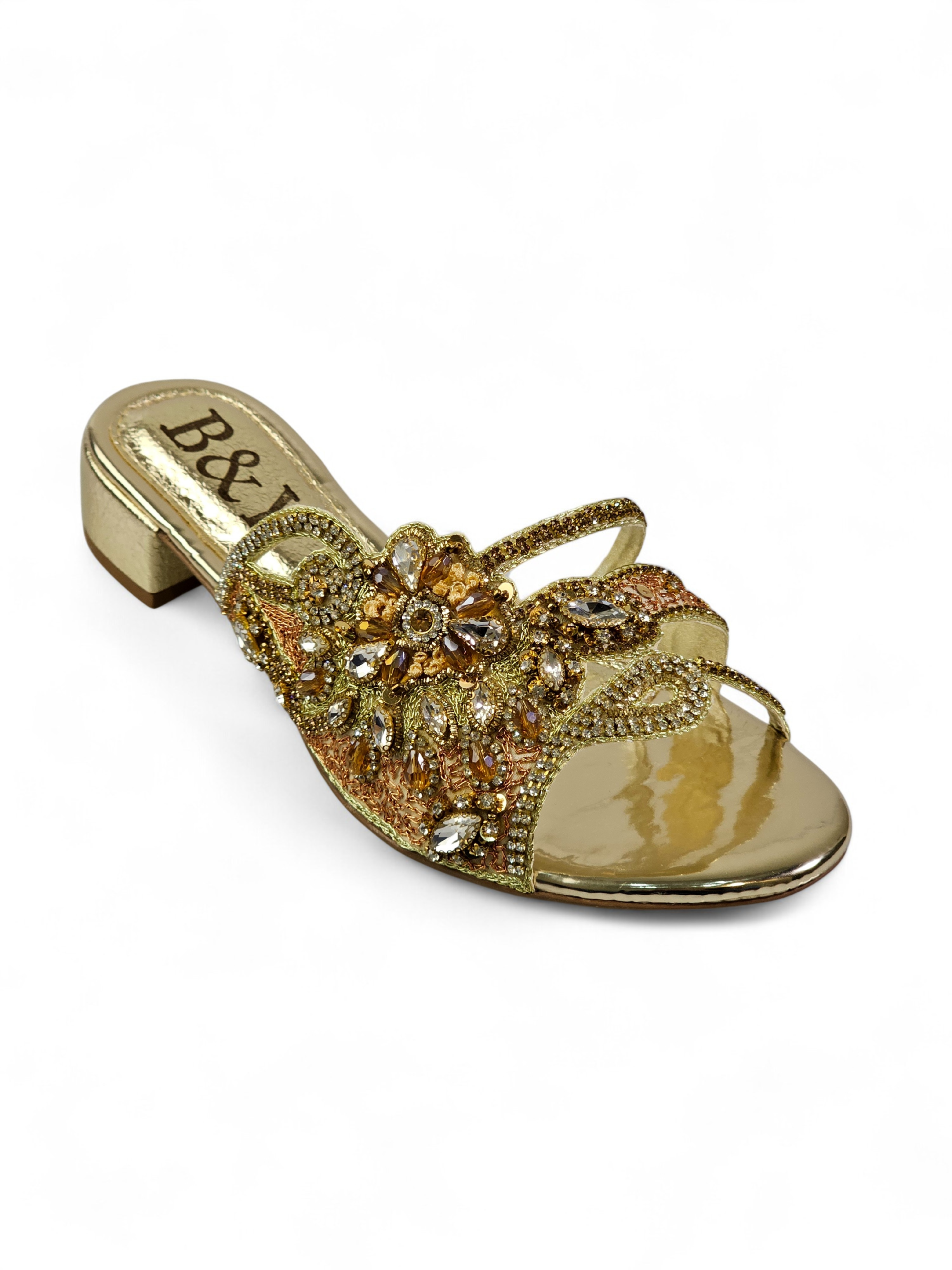 Sandália artesanal dourada com pedrarias florais em tons de dourado, champagne, bronze e prata, feita à mão com salto baixo espelhado.