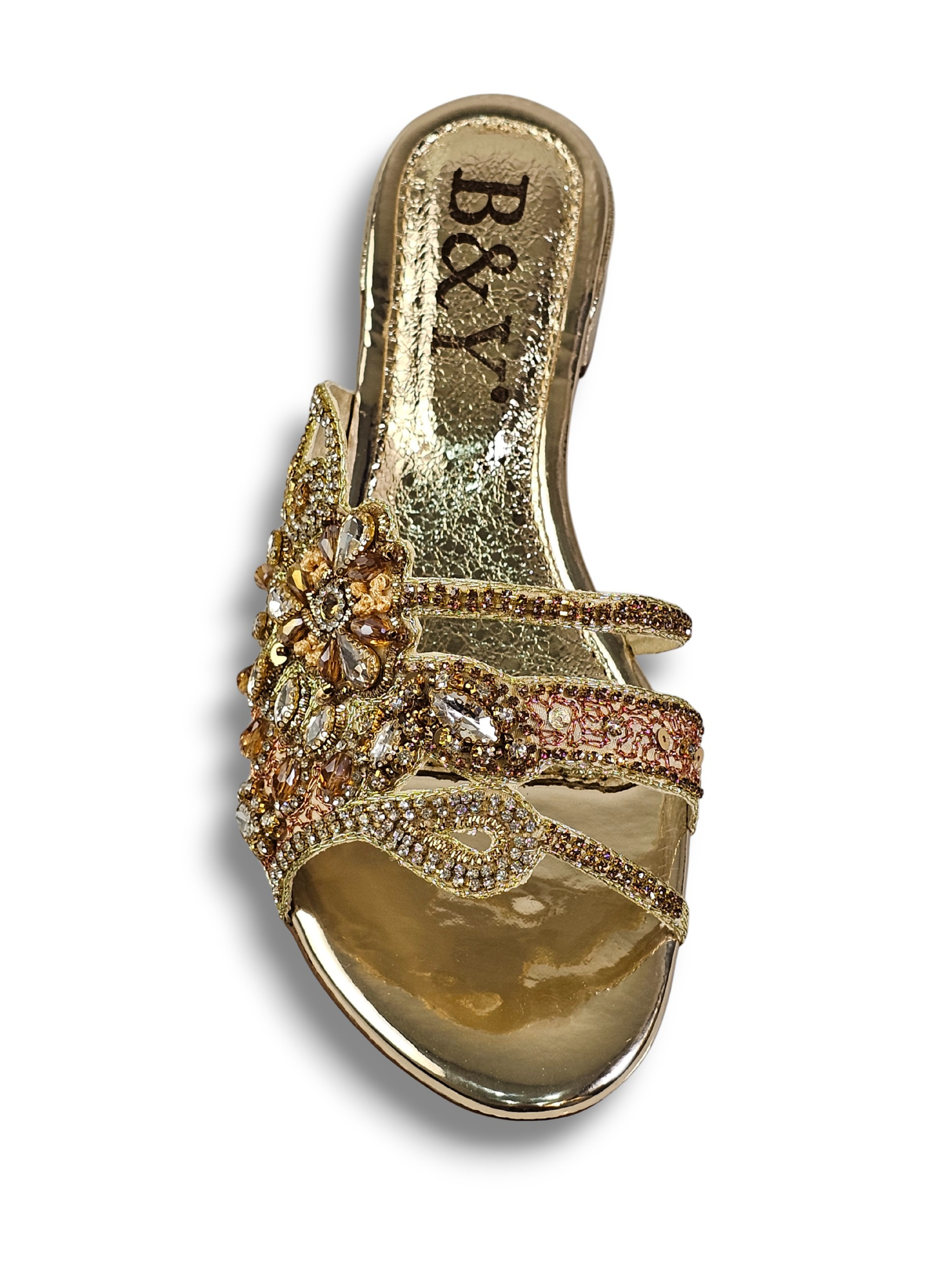 Sandália artesanal dourada com pedrarias florais em tons de dourado, champagne, bronze e prata, feita à mão com salto baixo espelhado.
