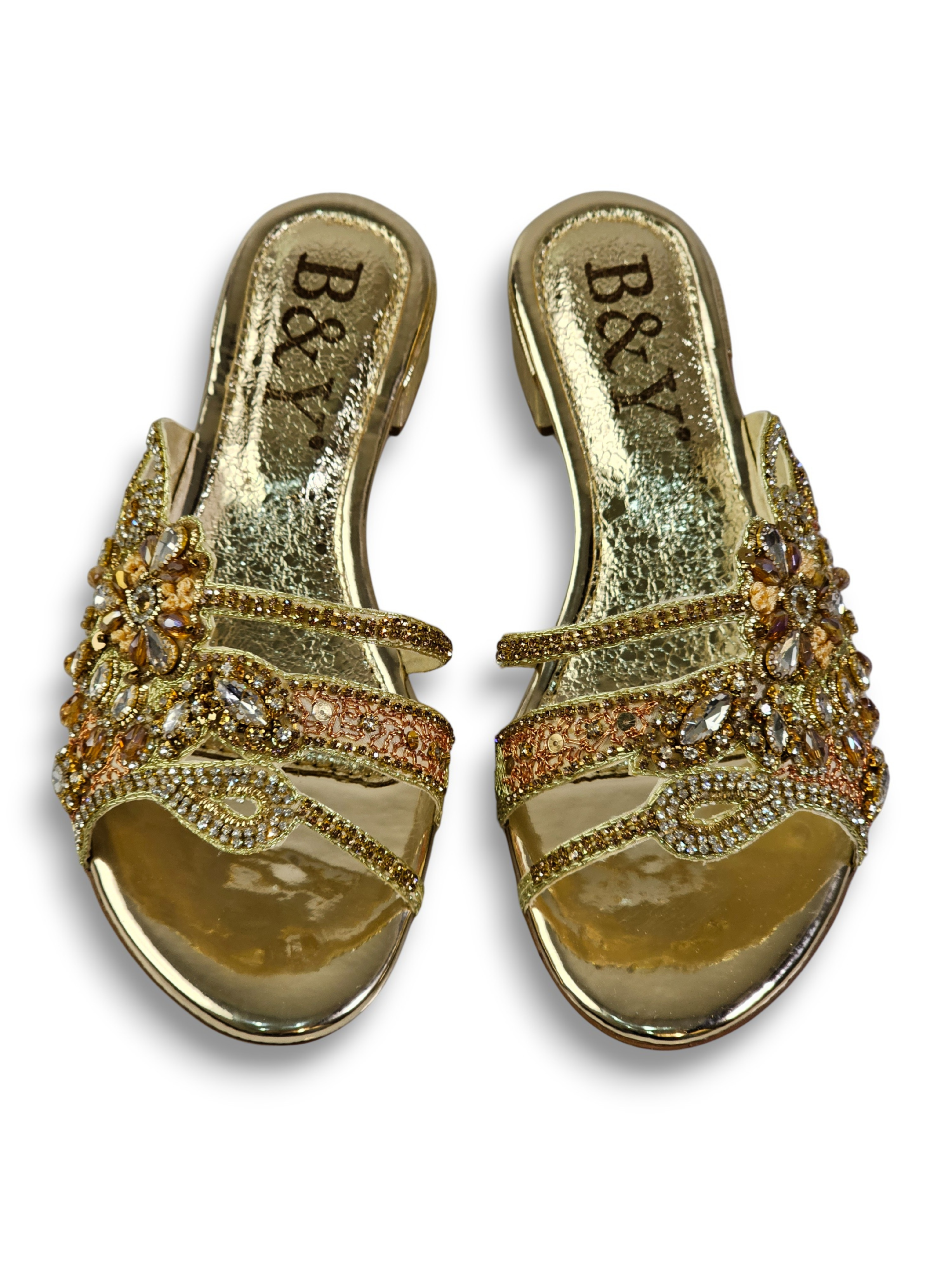 Sandália artesanal dourada com pedrarias florais em tons de dourado, champagne, bronze e prata, feita à mão com salto baixo espelhado.