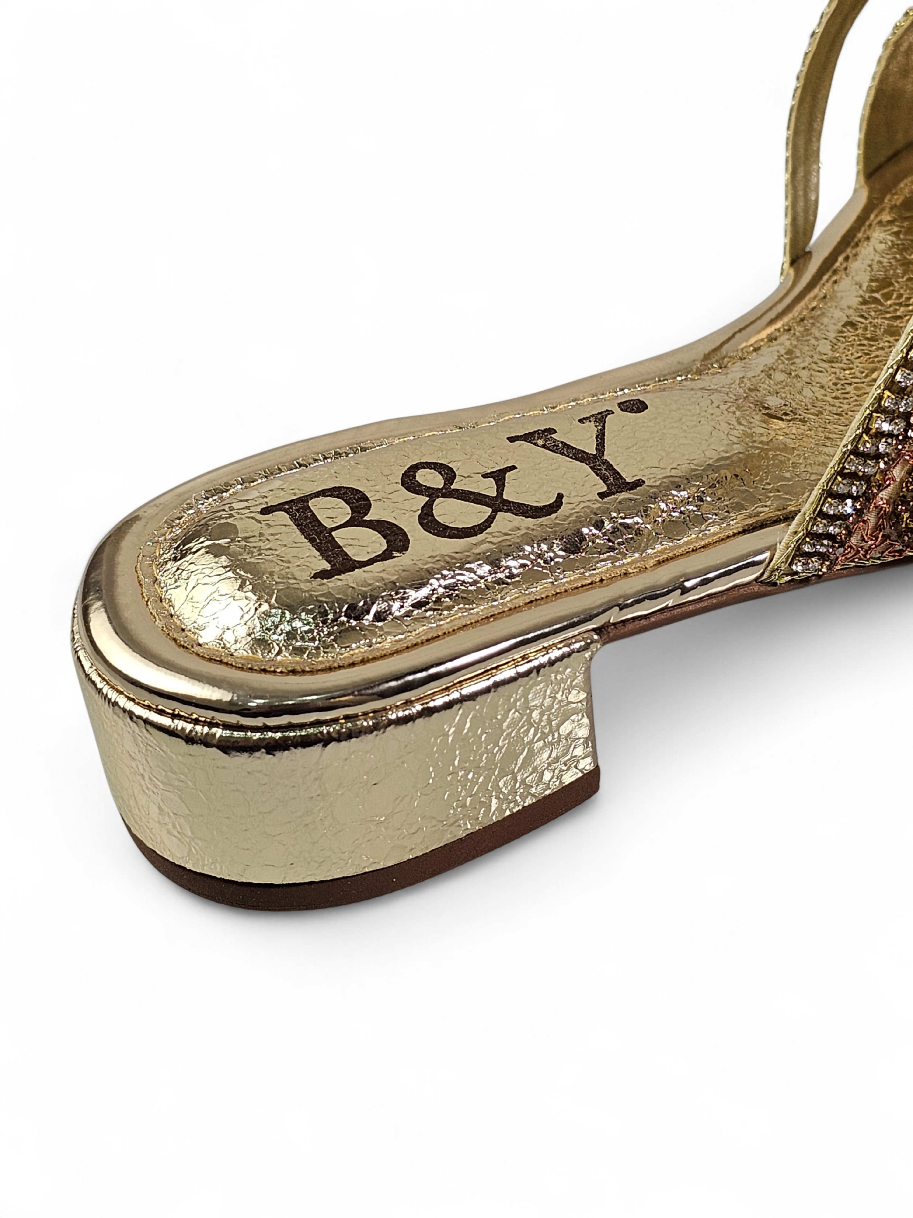 Sandália artesanal dourada com pedrarias florais em tons de dourado, champagne, bronze e prata, feita à mão com salto baixo espelhado.