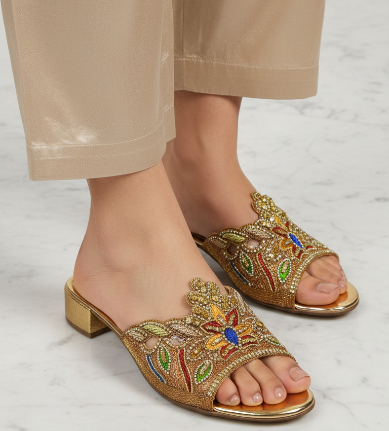 Sandália artesanal dourada com bordado floral multicolorido e pedrarias em vermelho, verde, azul e champanhe.