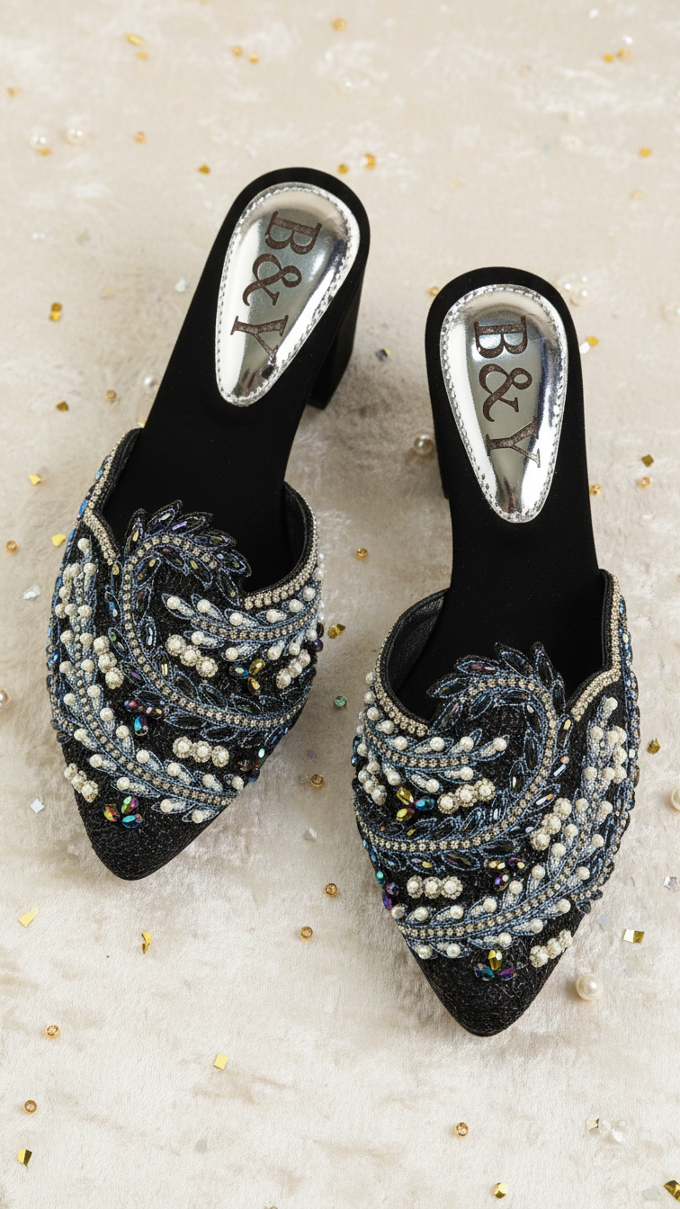 Mule artesanal B&Y preto com bordados manuais em tons iridescentes, aplicação de pérolas e cristais, salto médio e acabamento sofisticado, em fundo branco.