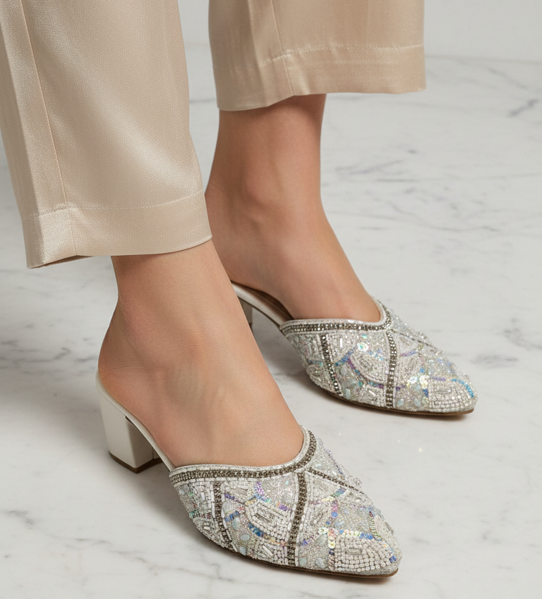 Mule artesanal B&Y branco com bordados de miçangas brancas, cristais prateados e reflexos azul e lilás, salto baixo.