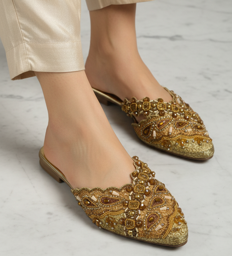 Mule artesanal dourada com bico fino e bordado à mão em pedrarias douradas, âmbar, bronze, champanhe e pérola.