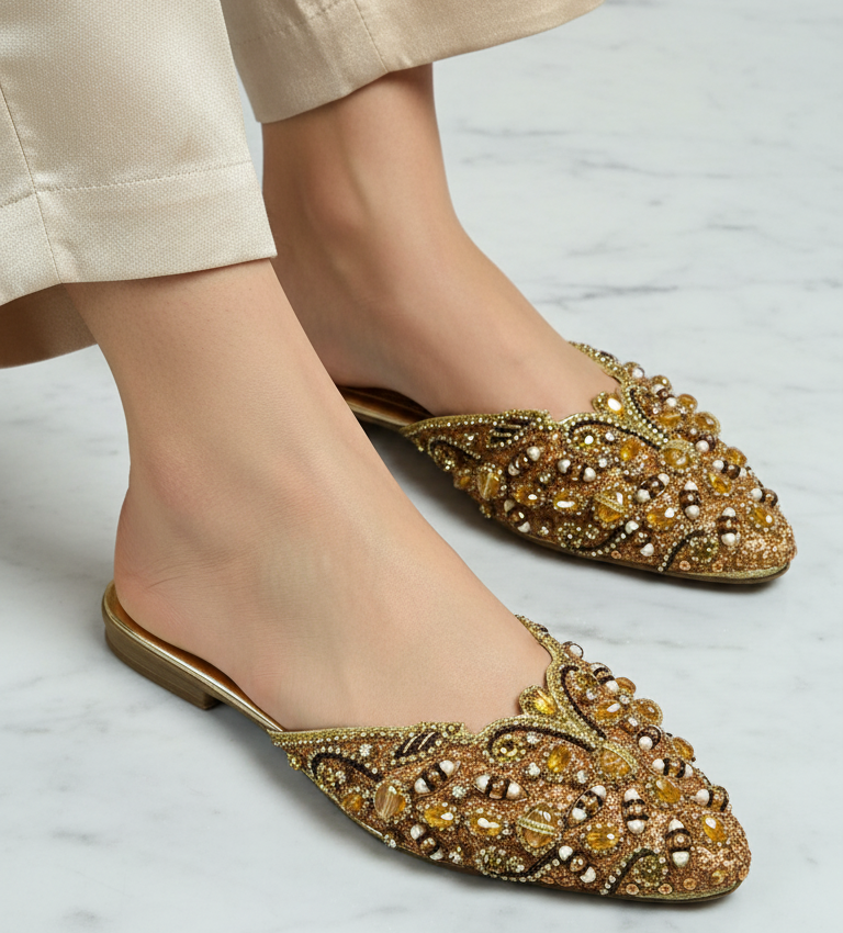 Sandália mule dourada B&Y feita à mão, com bordado de cristais, miçangas douradas, contas âmbar e pérolas brancas.