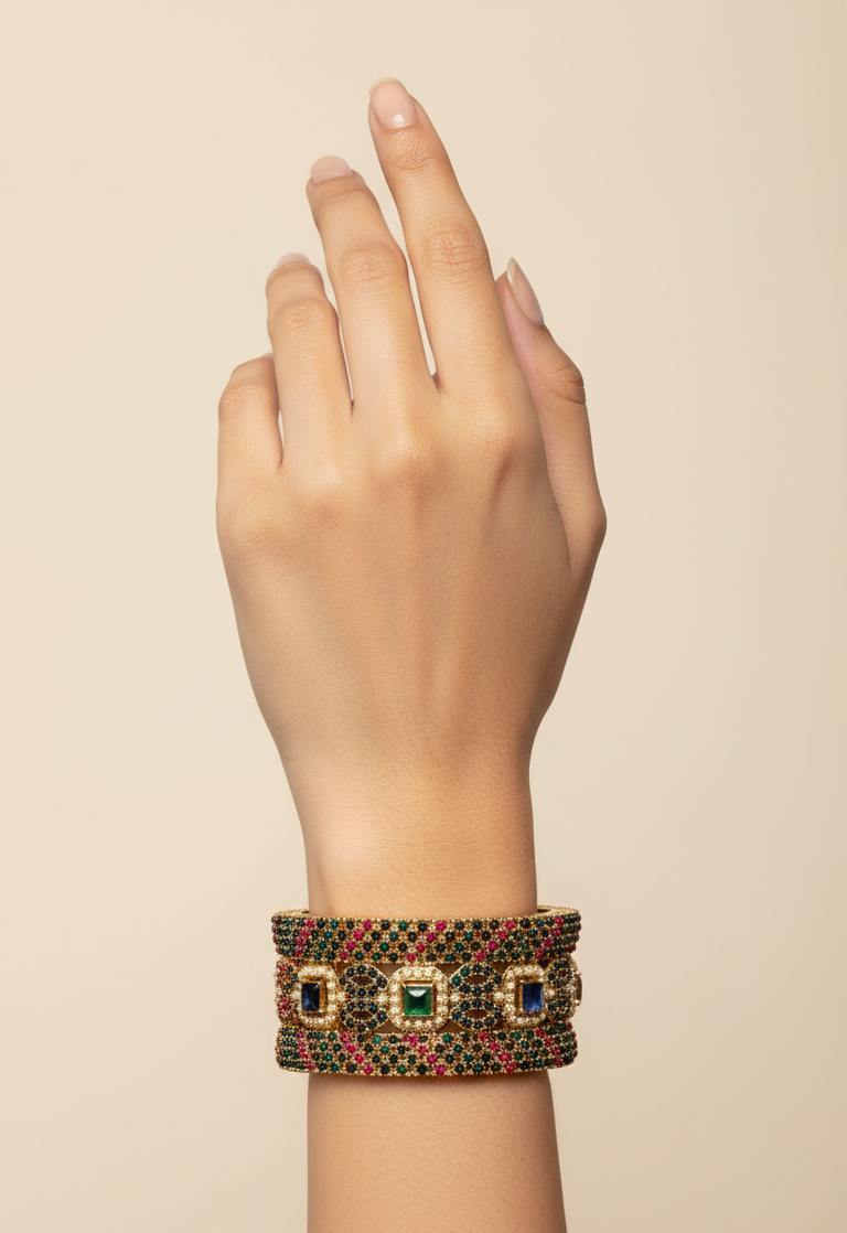 Bracelete artesanal B&Y com pedras verde-esmeralda, azul-safira, douradas e rubi, joia vibrante e elegante.