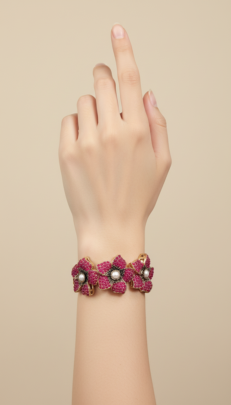 Bracelete floral artesanal B&Y com flores rosa-rubi, detalhes dourados e pérolas centrais.