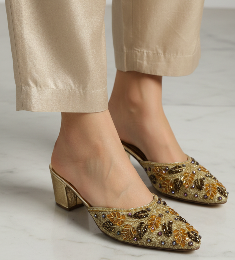 Sandália mule dourada artesanal feita à mão com bordado em pedrarias douradas e detalhes em âmbar.