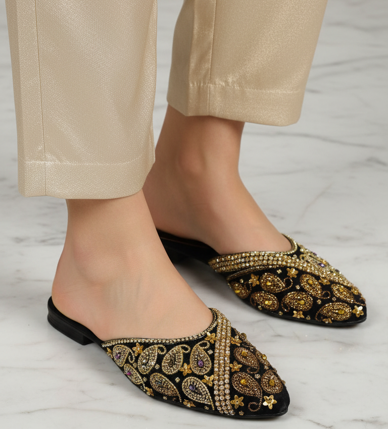 Sandália preta artesanal B&Y com bordados dourados e pedras de zircônia.