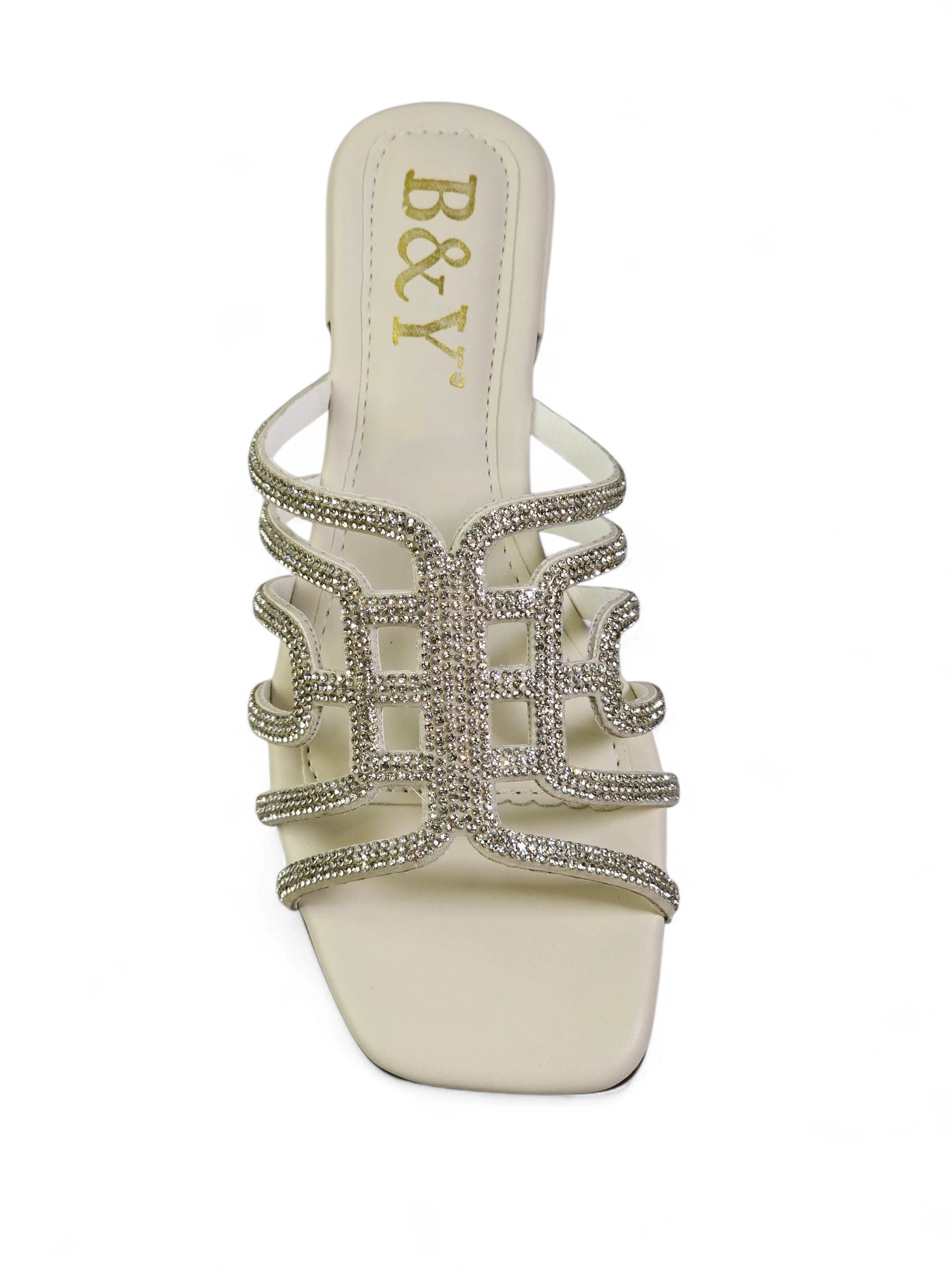 Sandália branca artesanal com tiras entrelaçadas e cristais brilhantes.