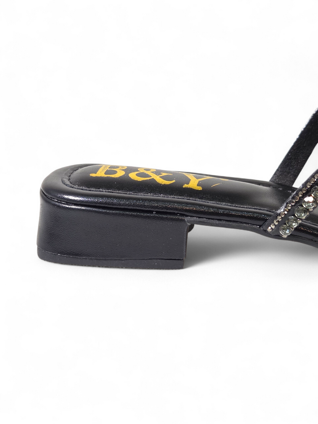 Sandália artesanal B&Y preta com tiras entrelaçadas cravejadas de cristais, salto baixo e acabamento sofisticado, em fundo branco.