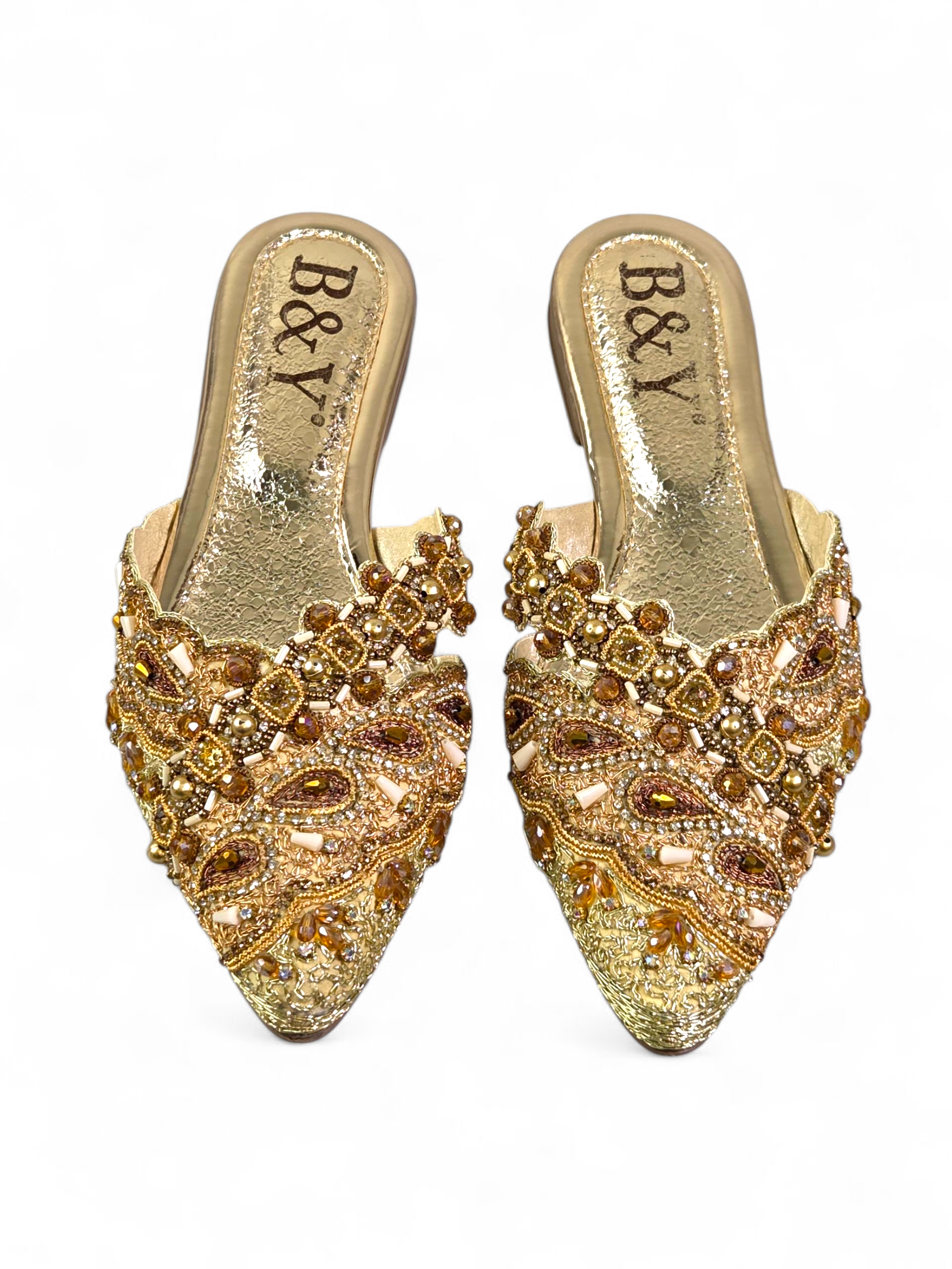 Mule artesanal dourada com bico fino e bordado à mão em pedrarias douradas, âmbar, bronze, champanhe e pérola.