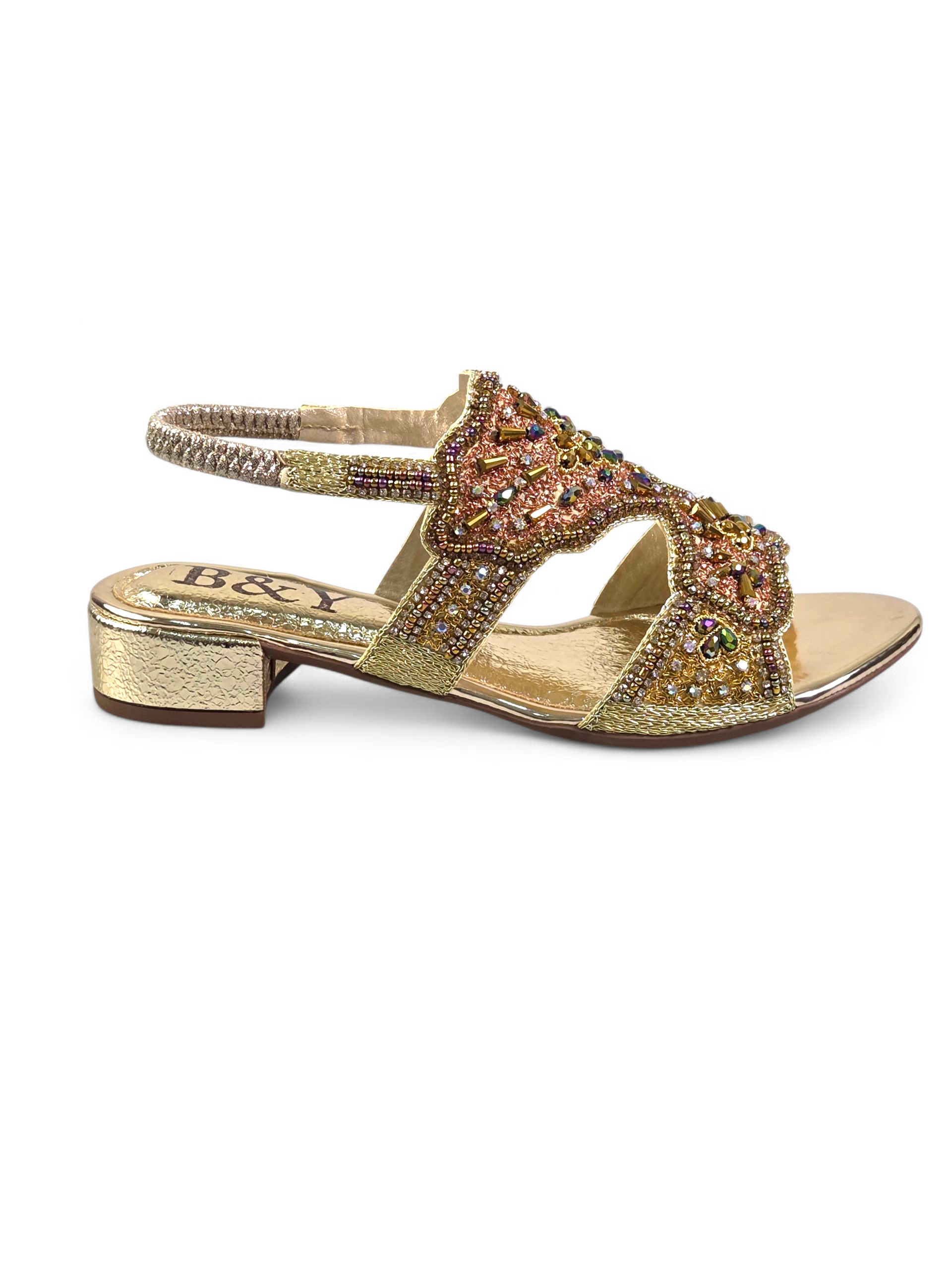 Sandália artesanal dourada bordada à mão com pedrarias coloridas em dourado, azul-marinho, verde, cobre, lilás e âmbar, com salto baixo espelhado.