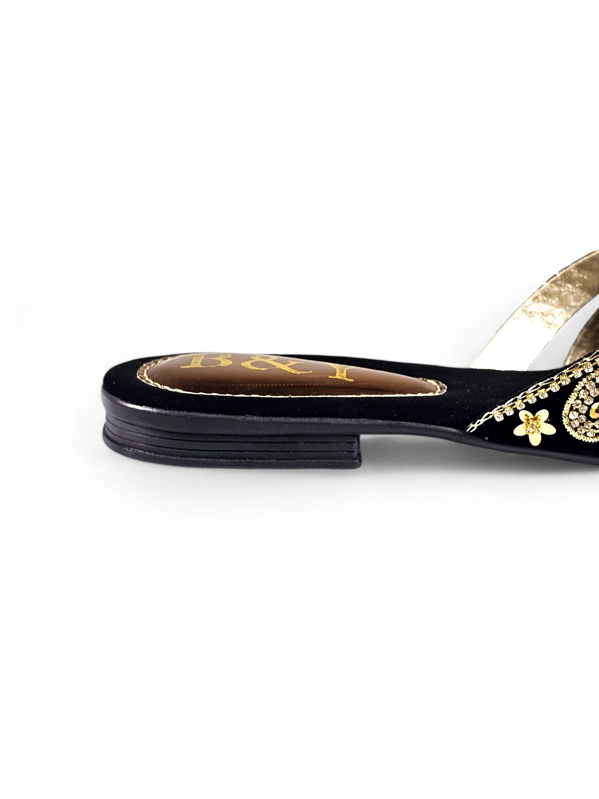 Sandália preta artesanal B&Y com bordados dourados e pedras de zircônia.