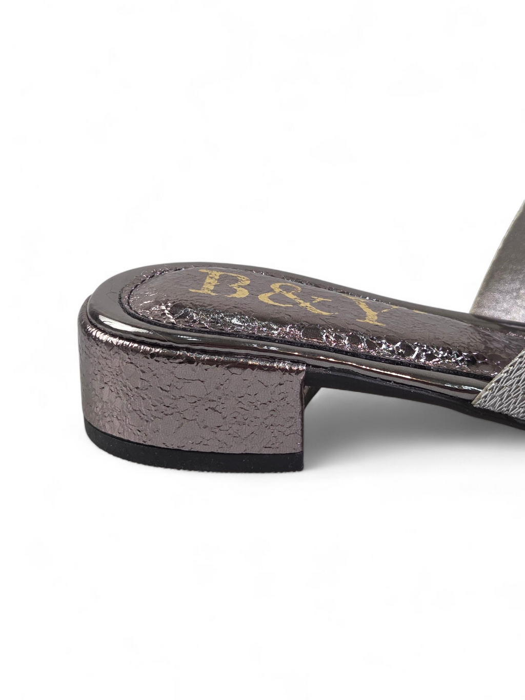 Sandália artesanal feminina prateada feita à mão com bordado azul e pedrarias.