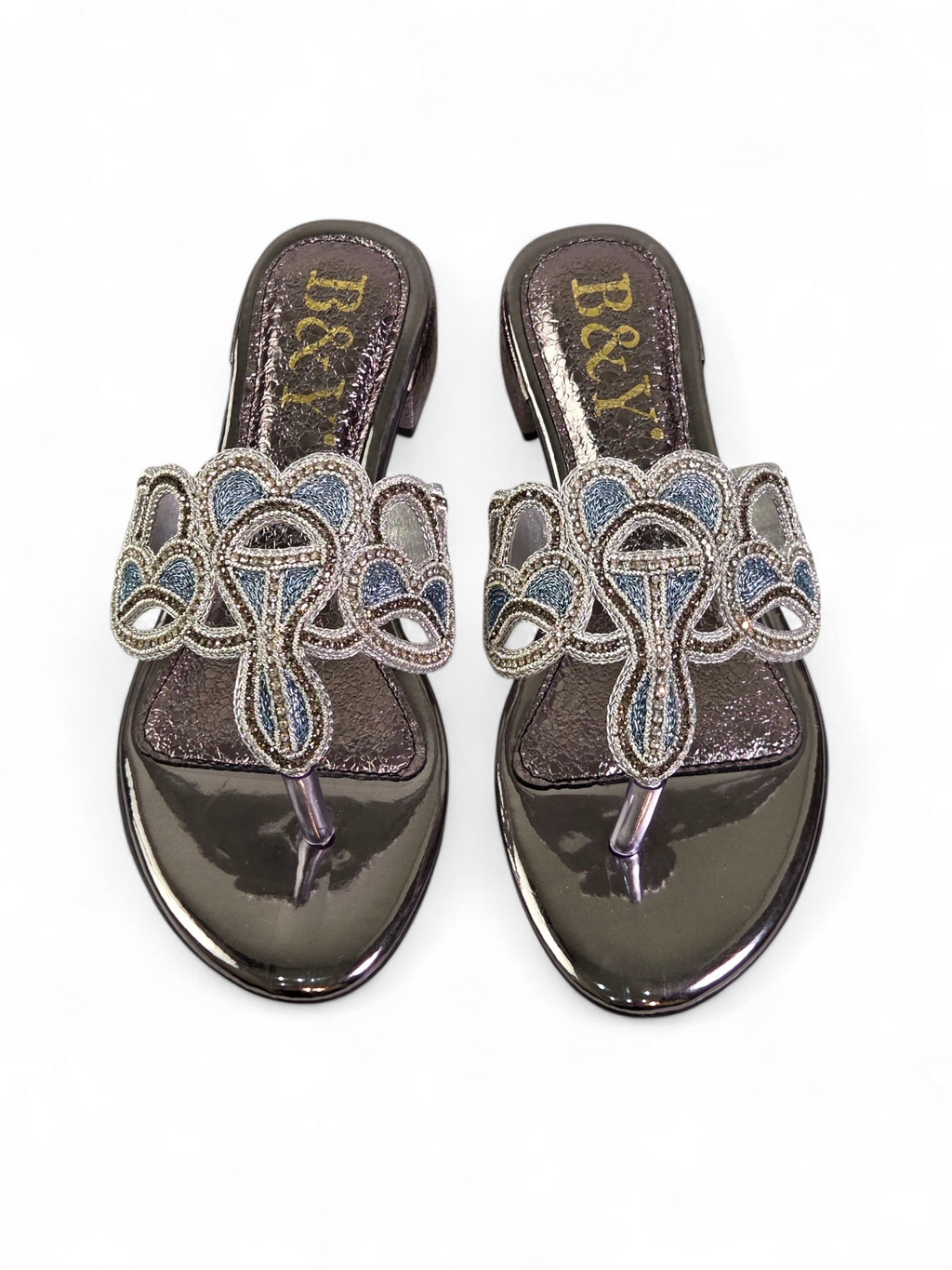 Sandália artesanal feminina prateada feita à mão com bordado azul e pedrarias.