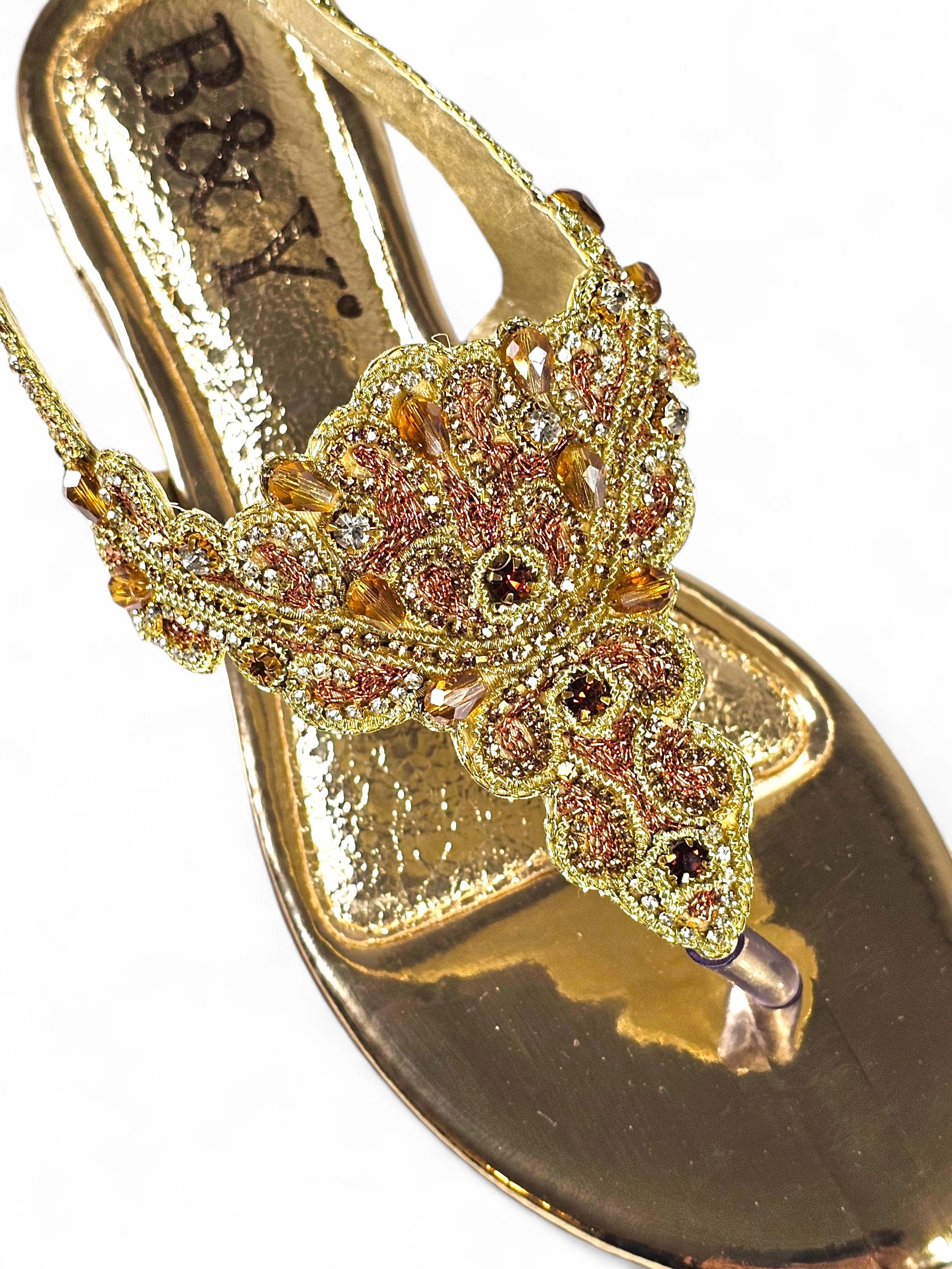 Sandália dourada artesanal B&Y com bordados detalhados e pedras de zircônia.