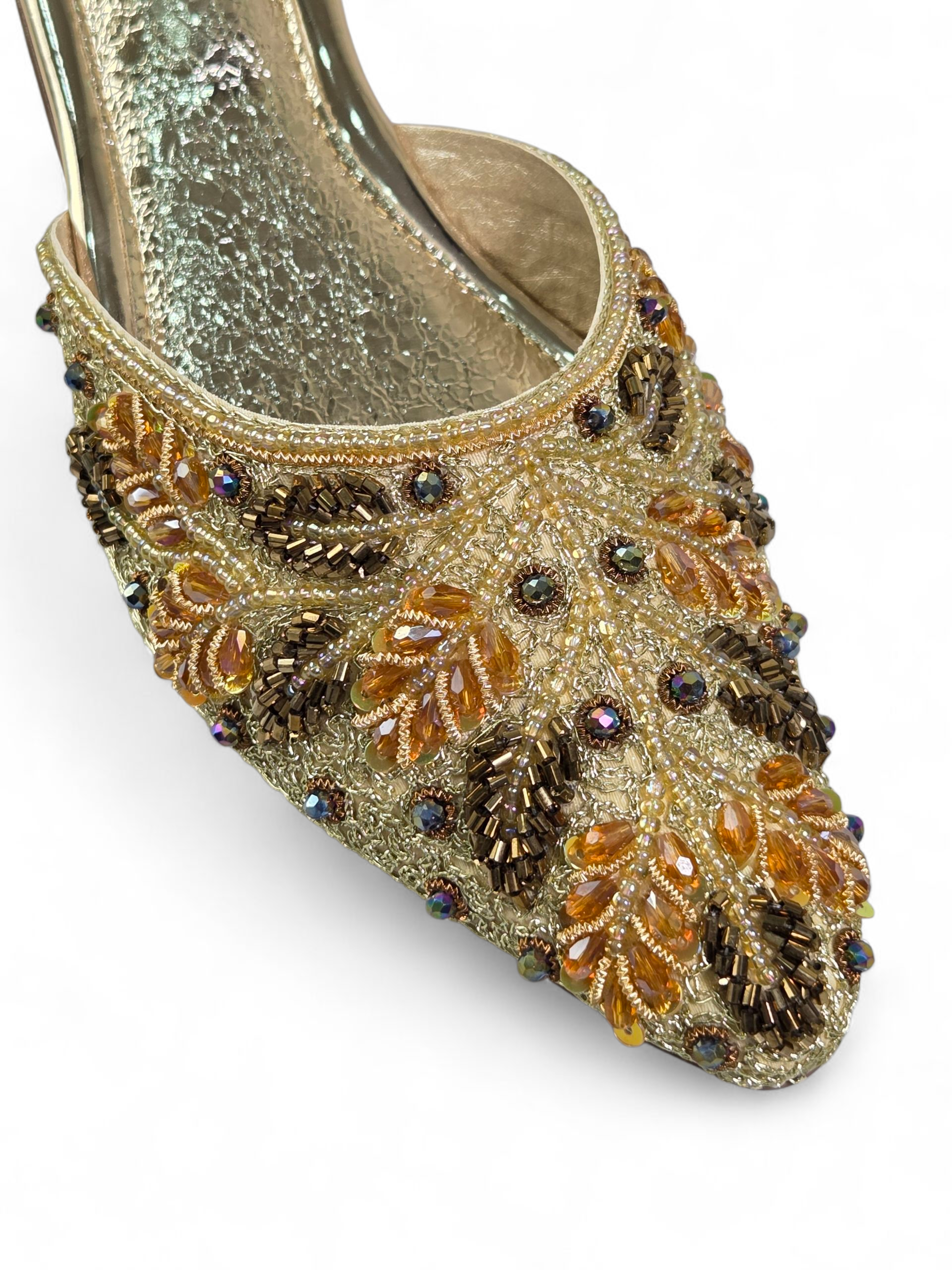 Sandália mule dourada artesanal feita à mão com bordado em pedrarias douradas e detalhes em âmbar.