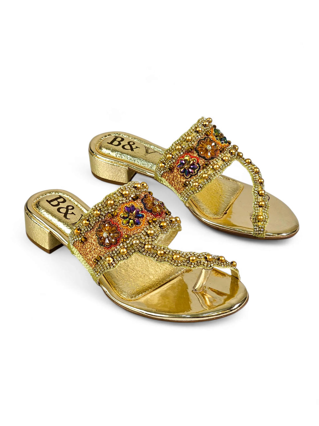 Sandália artesanal dourada com bordado floral em pedrarias coloridas nas cores dourado, roxo, vermelho, laranja, verde e pérola.