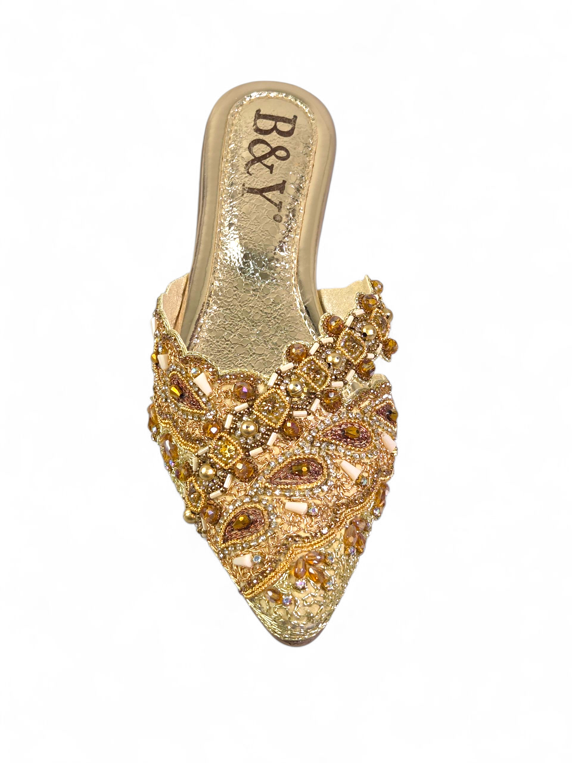 Mule artesanal dourada com bico fino e bordado à mão em pedrarias douradas, âmbar, bronze, champanhe e pérola.