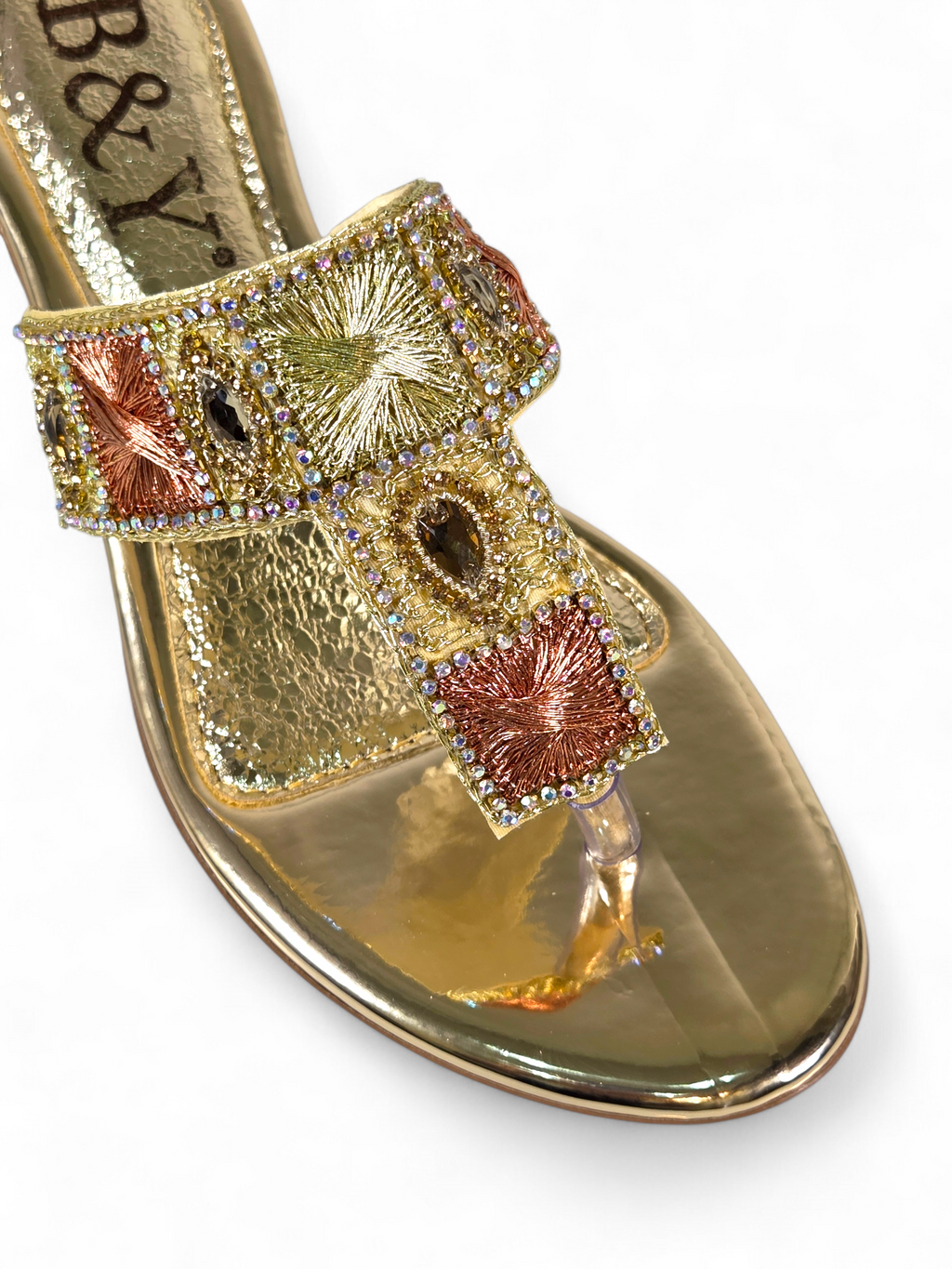 Sandália artesanal B&Y dourada com tiras bordadas, aplicação de cristais e salto baixo, fotografada em fundo branco.