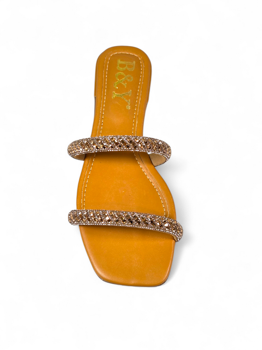 Sandália artesanal B&Y em tom quente com duas tiras cravejadas de cristais, salto baixo e acabamento sofisticado, em fundo branco.