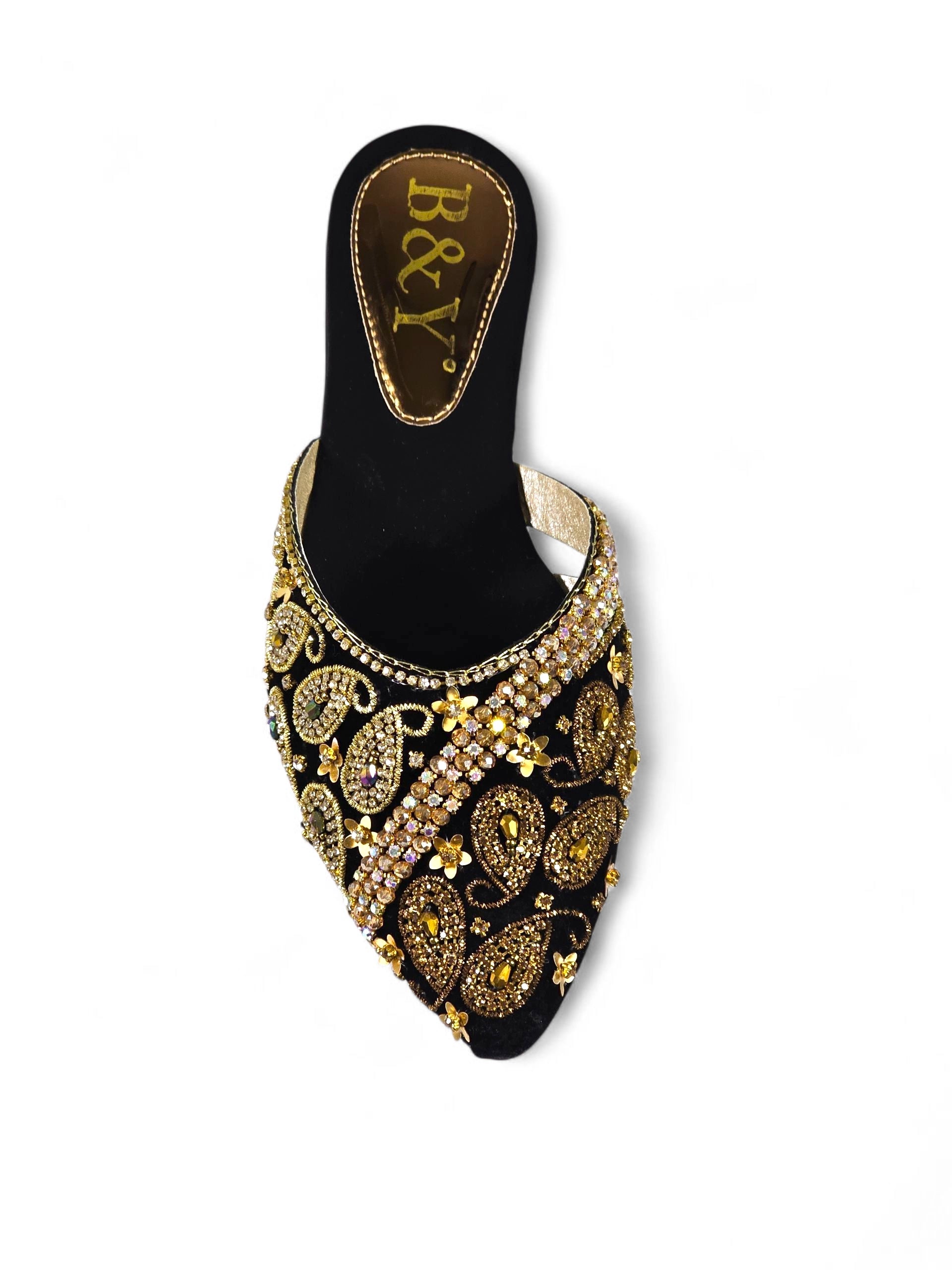 Sandália preta artesanal B&Y com bordados dourados e pedras de zircônia.