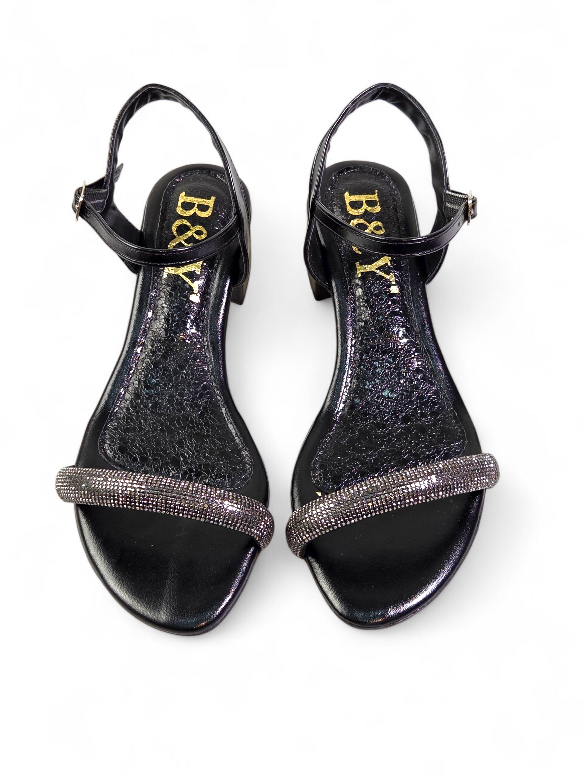Sandália artesanal feminina preta feita à mão com pedrarias escuras e tiras finas no tornozelo.