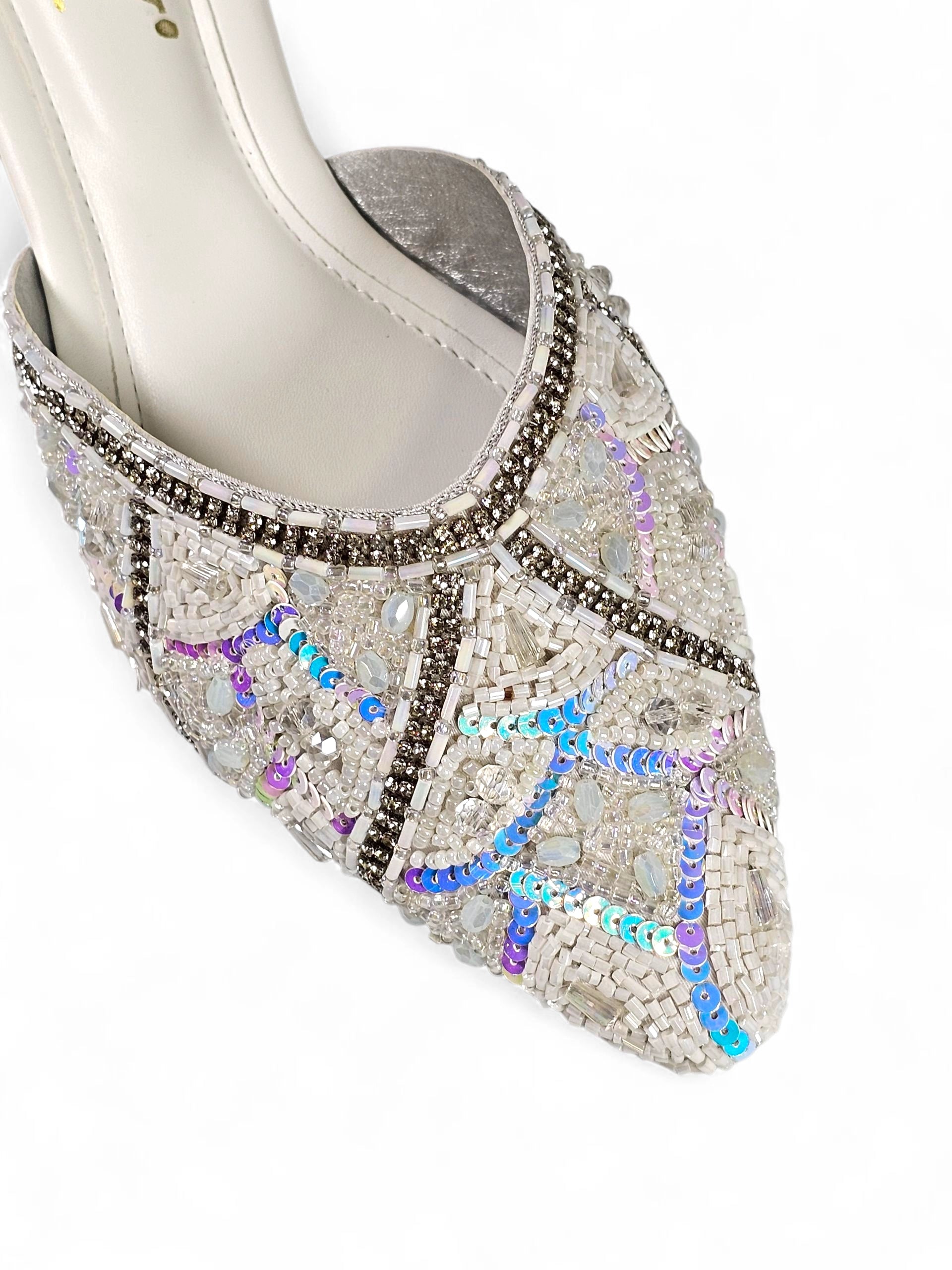 Mule artesanal B&Y branco com bordados de miçangas brancas, cristais prateados e reflexos azul e lilás.