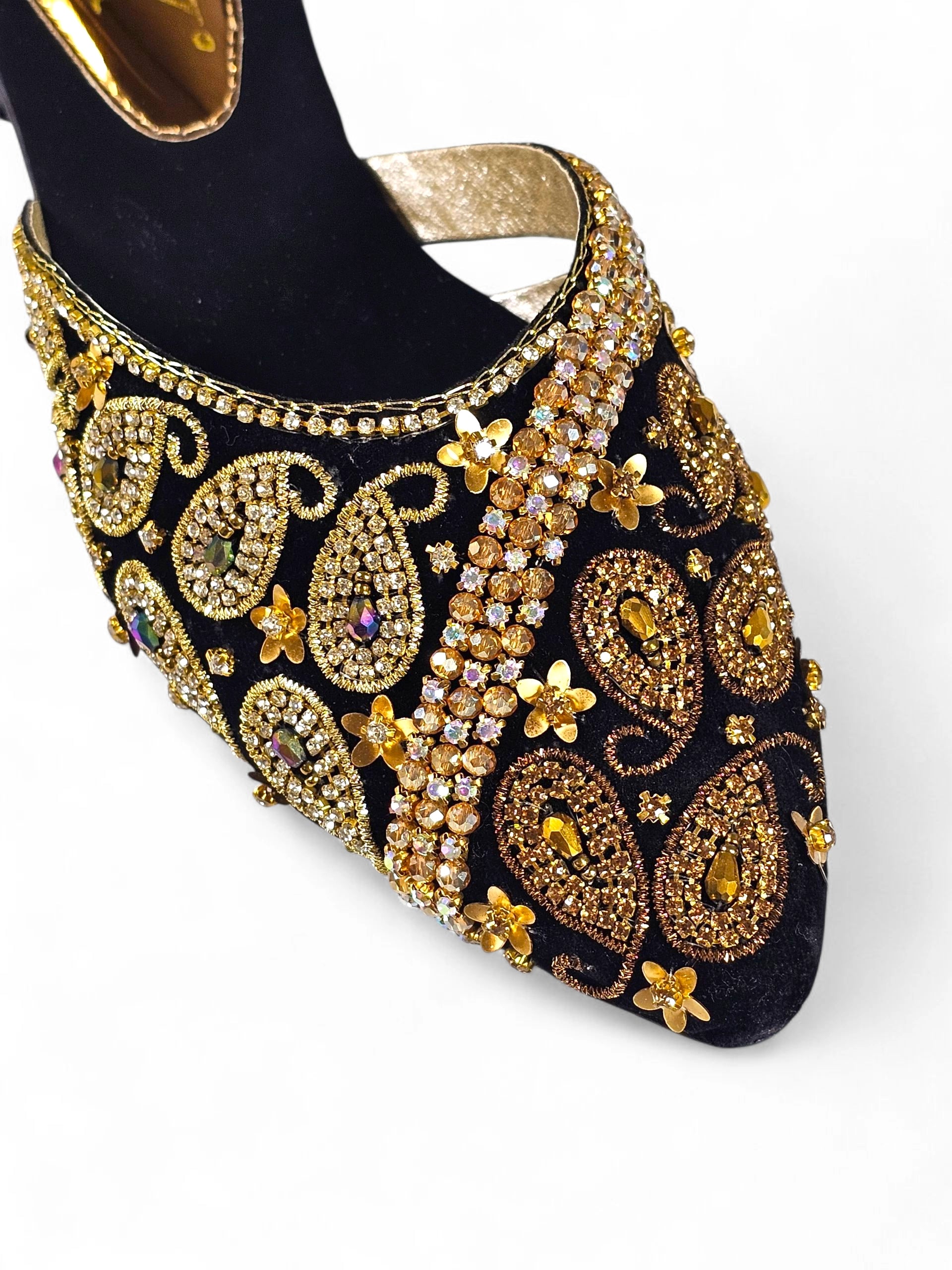 Sandália preta artesanal B&Y com bordados dourados e pedras de zircônia.