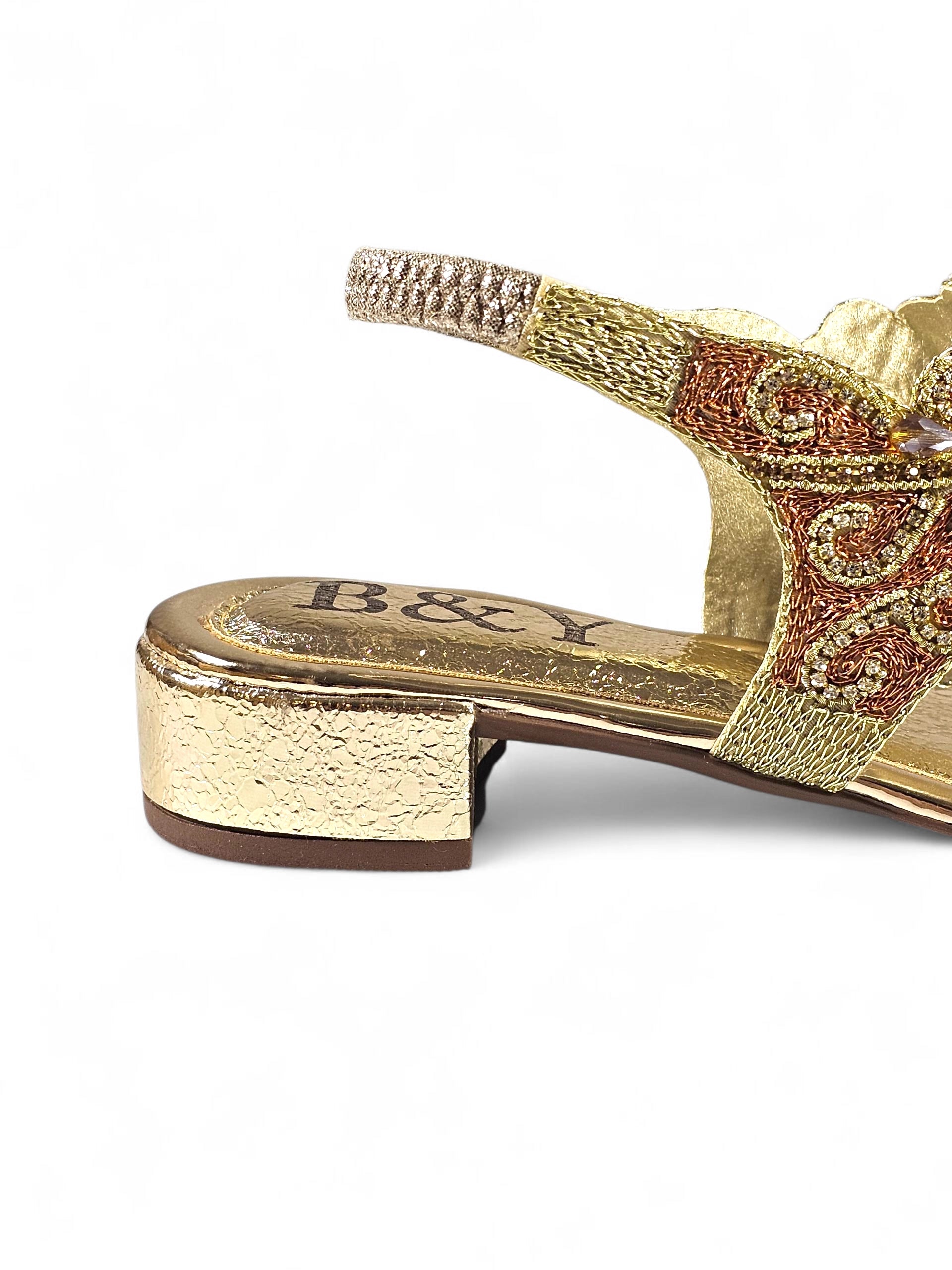 Sandália dourada artesanal B&Y com bordados detalhados e pedras de zircônia.
