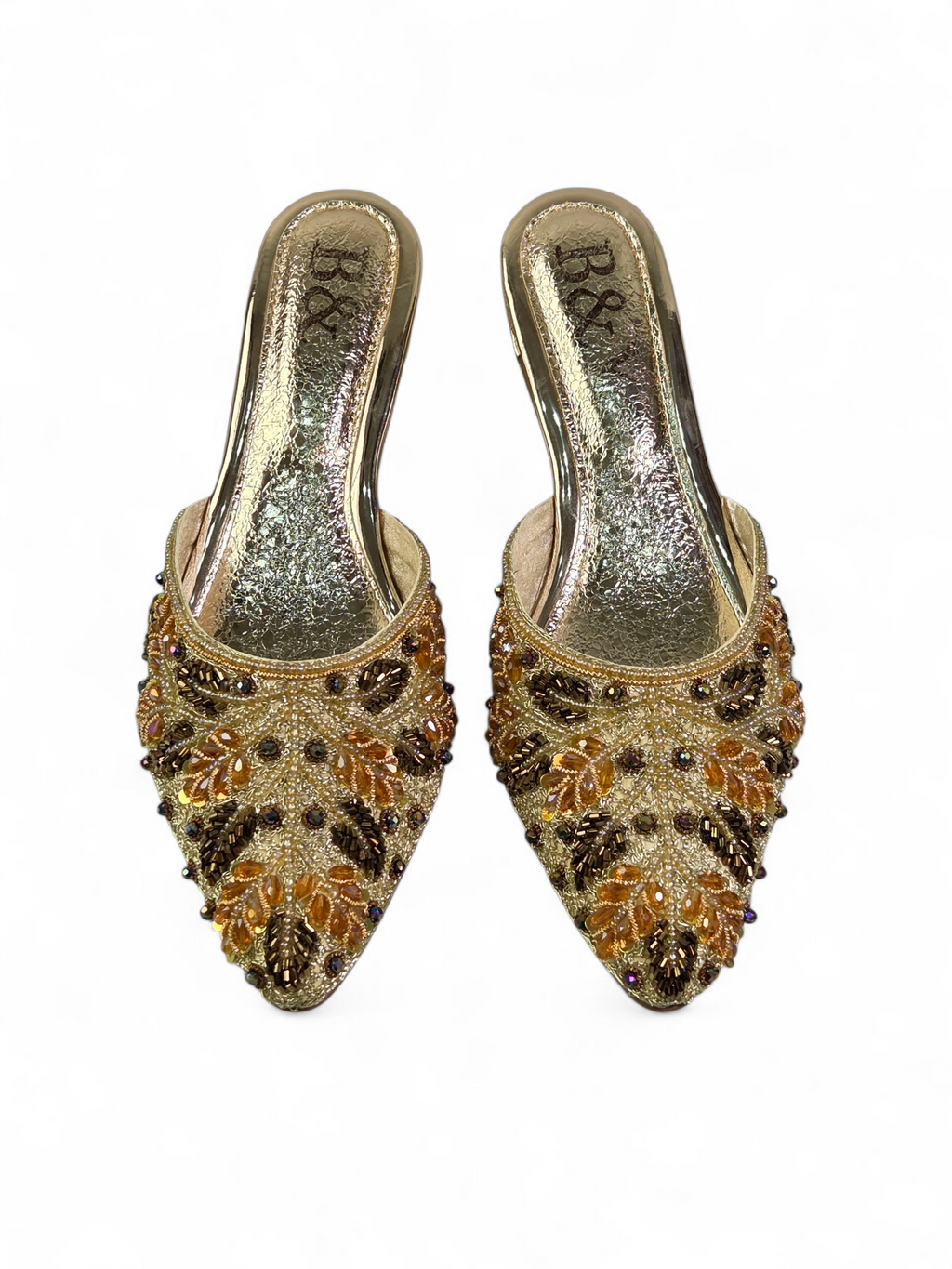 Sandália mule dourada artesanal feita à mão com bordado em pedrarias douradas e detalhes em âmbar.