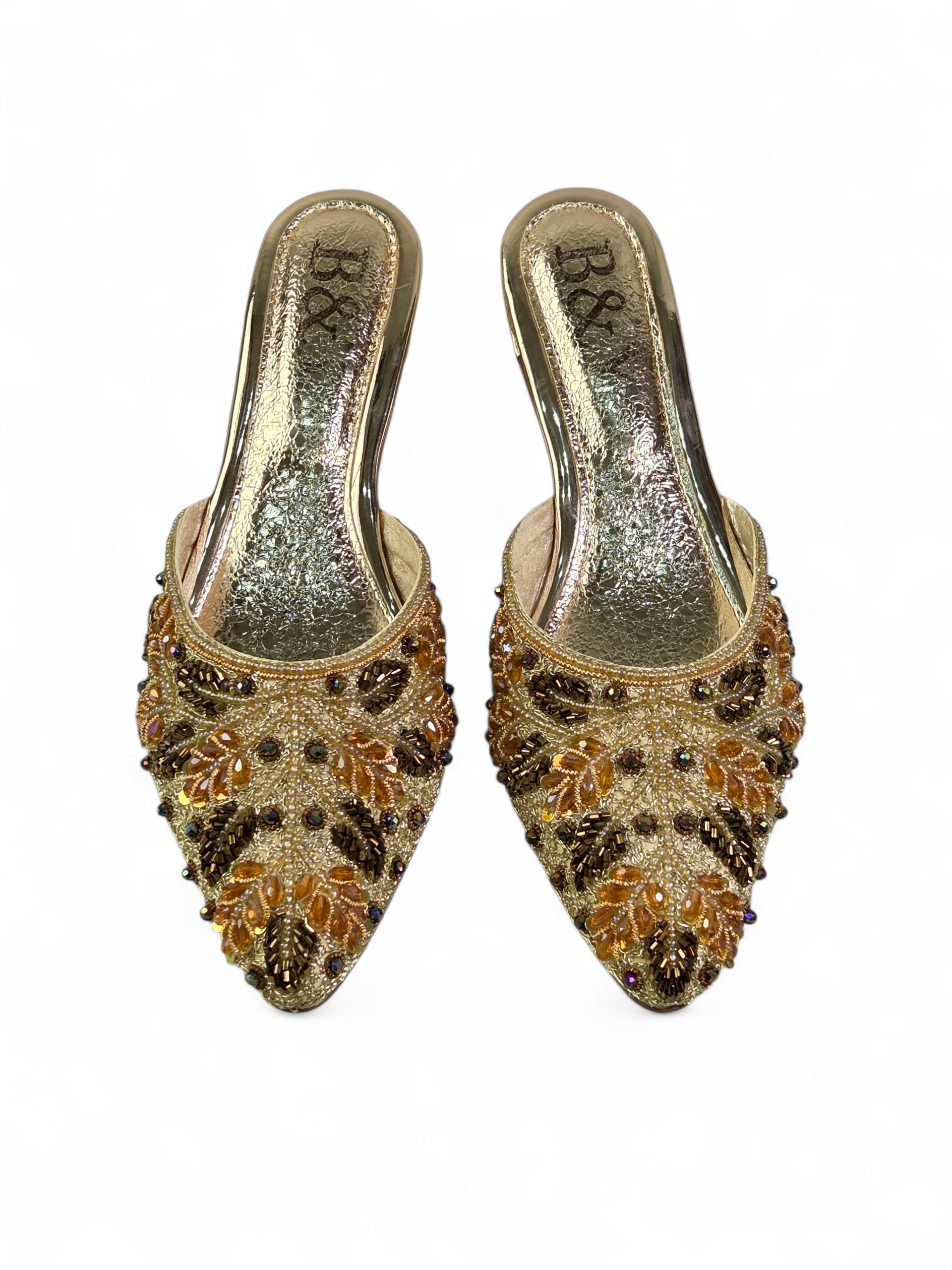 Sandália mule dourada artesanal feita à mão com bordado em pedrarias douradas e detalhes em âmbar.
