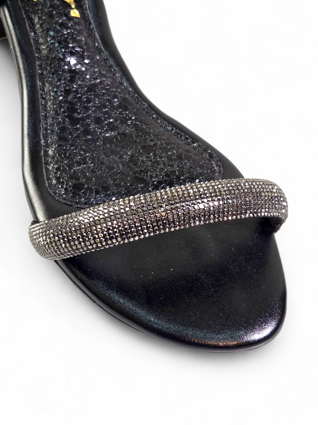 Sandália artesanal feminina preta feita à mão com pedrarias escuras e tiras finas no tornozelo.