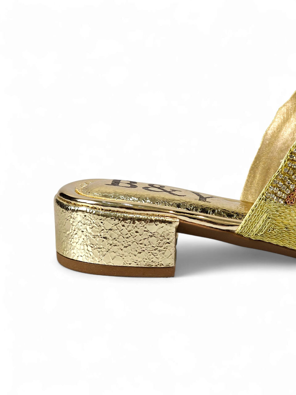 Sandália artesanal dourada com bordado floral em pedrarias coloridas nas cores dourado, roxo, vermelho, laranja, verde e pérola.