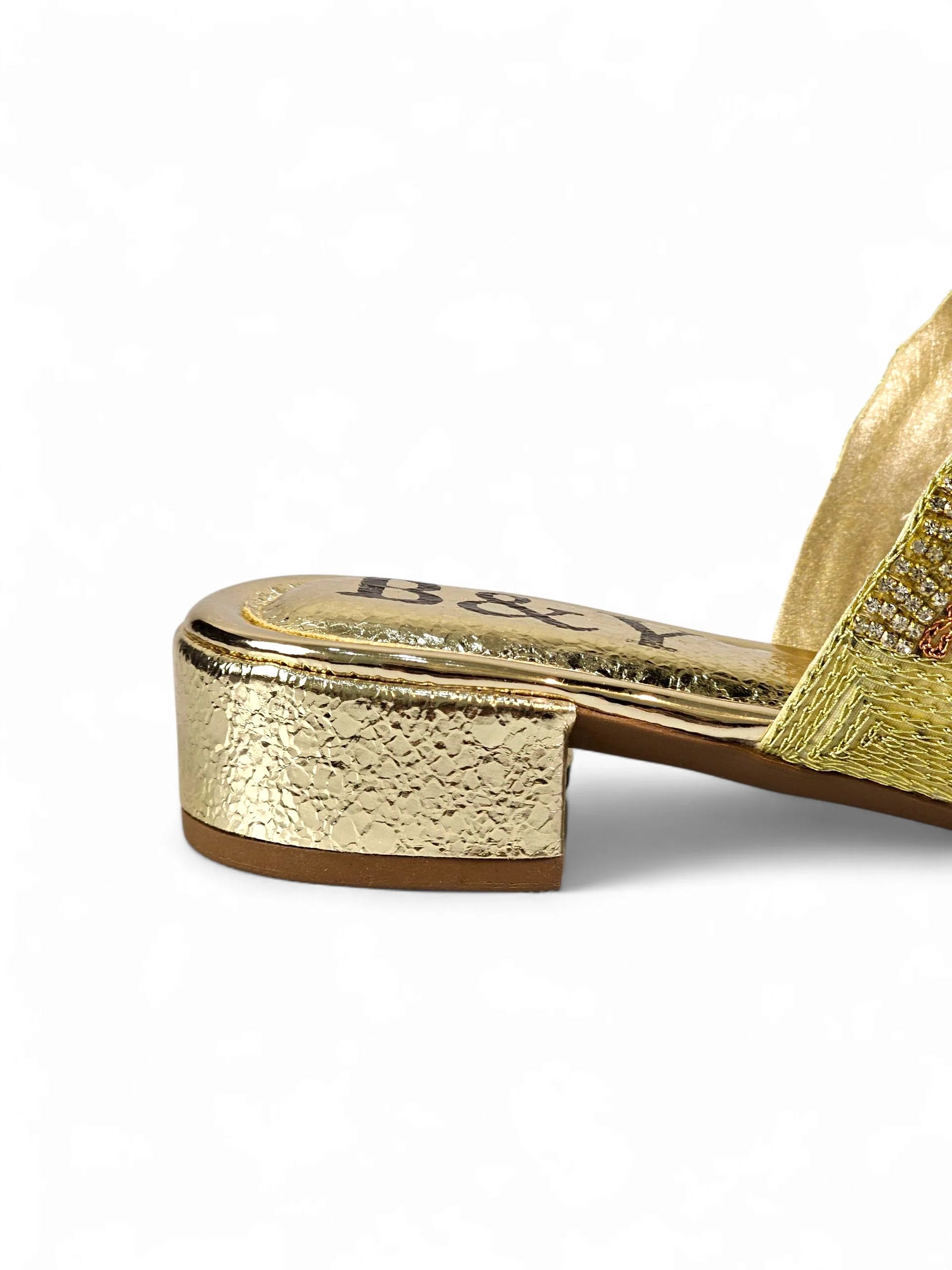 Sandália artesanal dourada com bordado floral em pedrarias coloridas nas cores dourado, roxo, vermelho, laranja, verde e pérola.