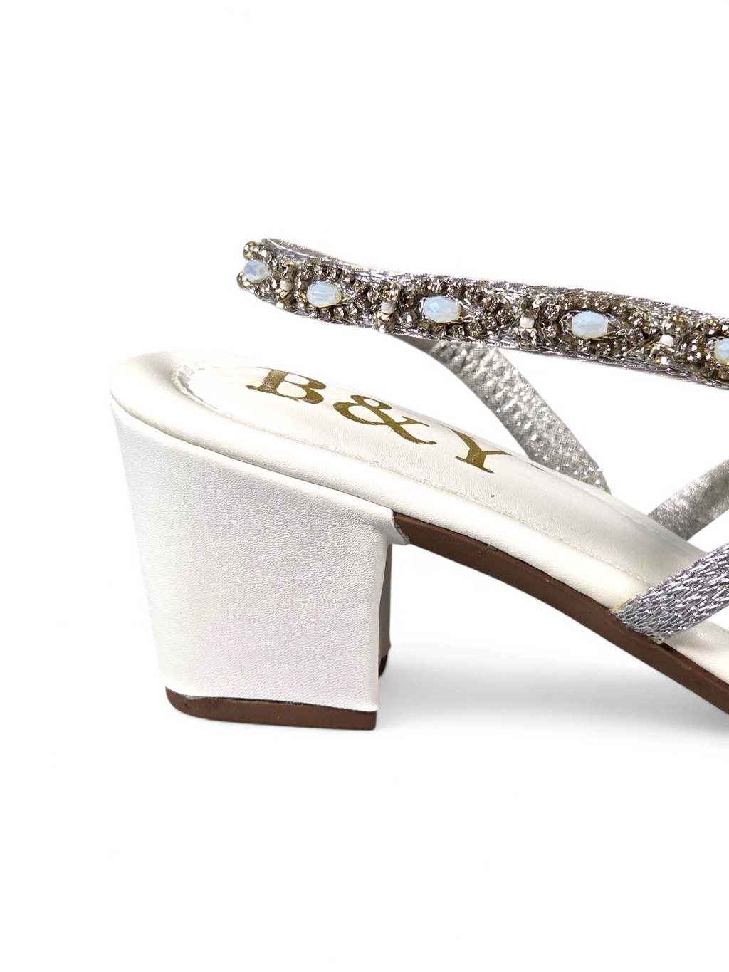 Mule artesanal B&Y com bordados delicados, aplicação de cristais em tons prateados, salto baixo e tira no calcanhar, em fundo branco.